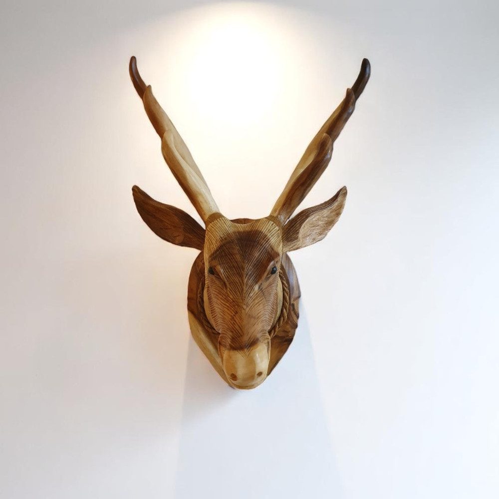 Kinaree Dekogeweih Wand Skulptur Hirsch, handgefertigt in Indonesien