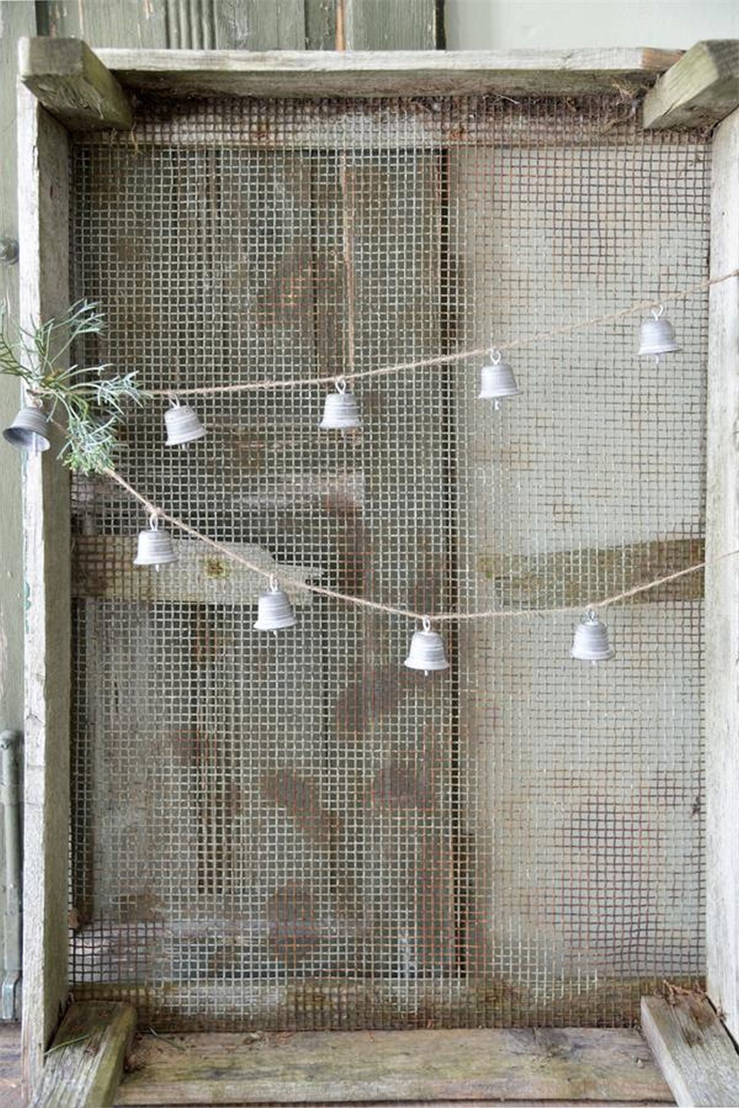 Jeanne d´Arc living Girlanden Weihnachtsglocken auf Juteschnur 110 cm – Metallglocken, Dekorative Glocken funktionierend