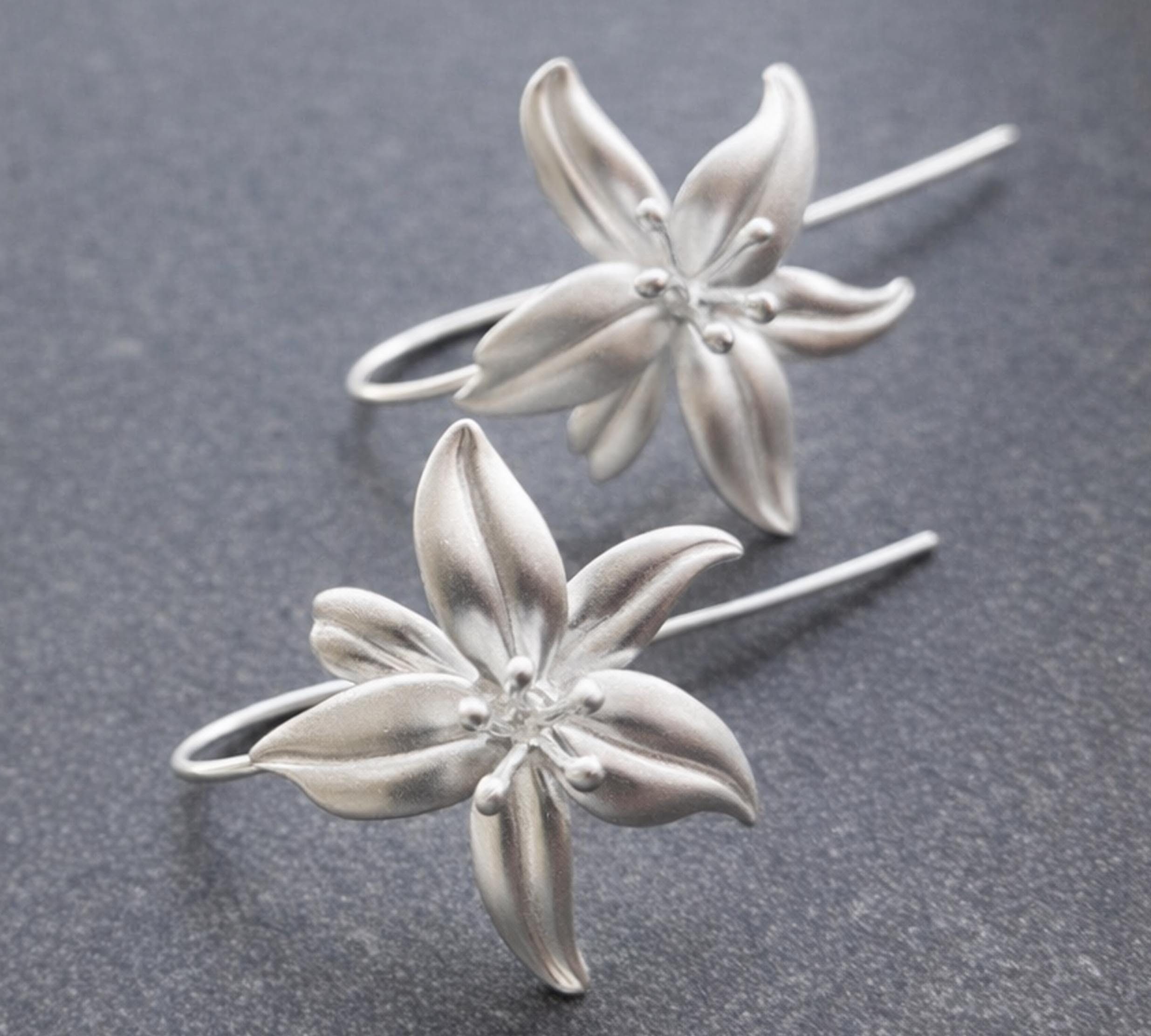 viva-adorno Paar Ohrhaken Damen Ohrringe Lilien Blüten Blumen, 925 Sterling Silber Ohrhänger matt