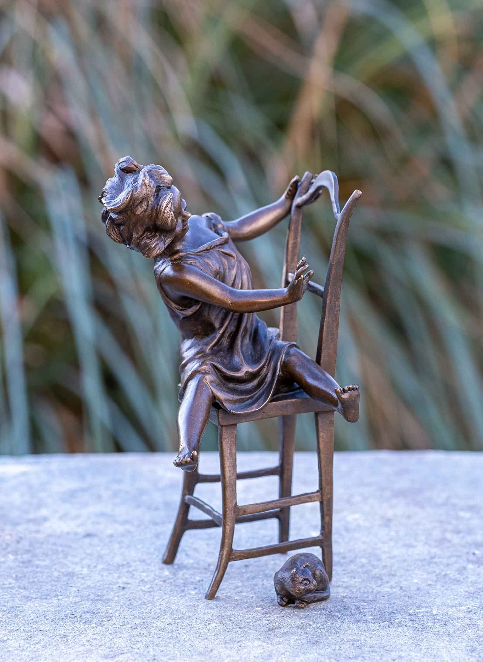 IDYL Dekofigur IDYL Modelle Frost, patiniert. witterungsbeständig in werden robust sehr UV-Strahlung. Bronze Langlebig einem und – Hand – Stuhl, Mädchen von gegossen und Bronze-Skulptur in Regen gegen – Wachsausschmelzverfahren Bronze auf Die