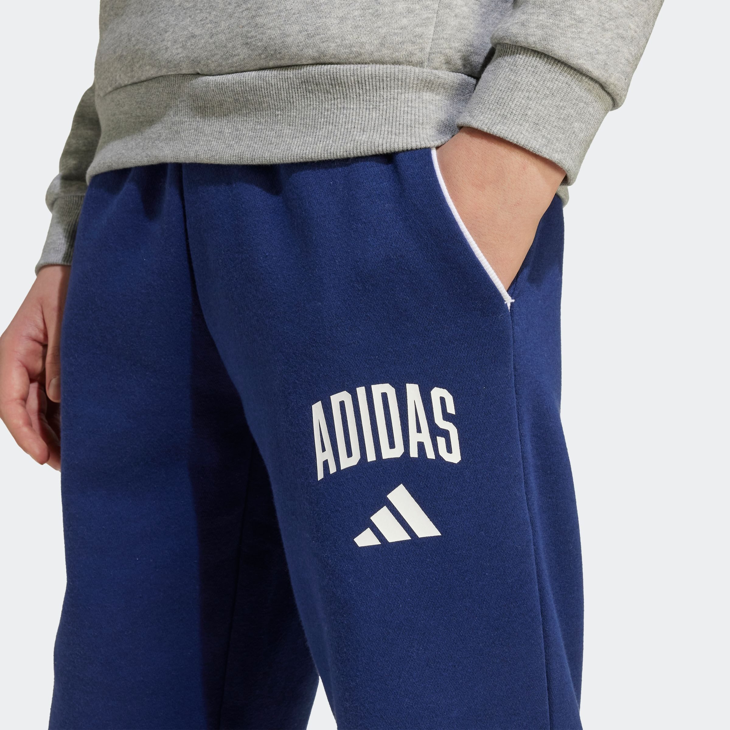 adidas Sportswear Sporthose SAISON ESSENTIALS COLLEGE TYPOGRAPHIE KINDER für Kinder und Teens, sportlicher Stil, mit Seitentaschen