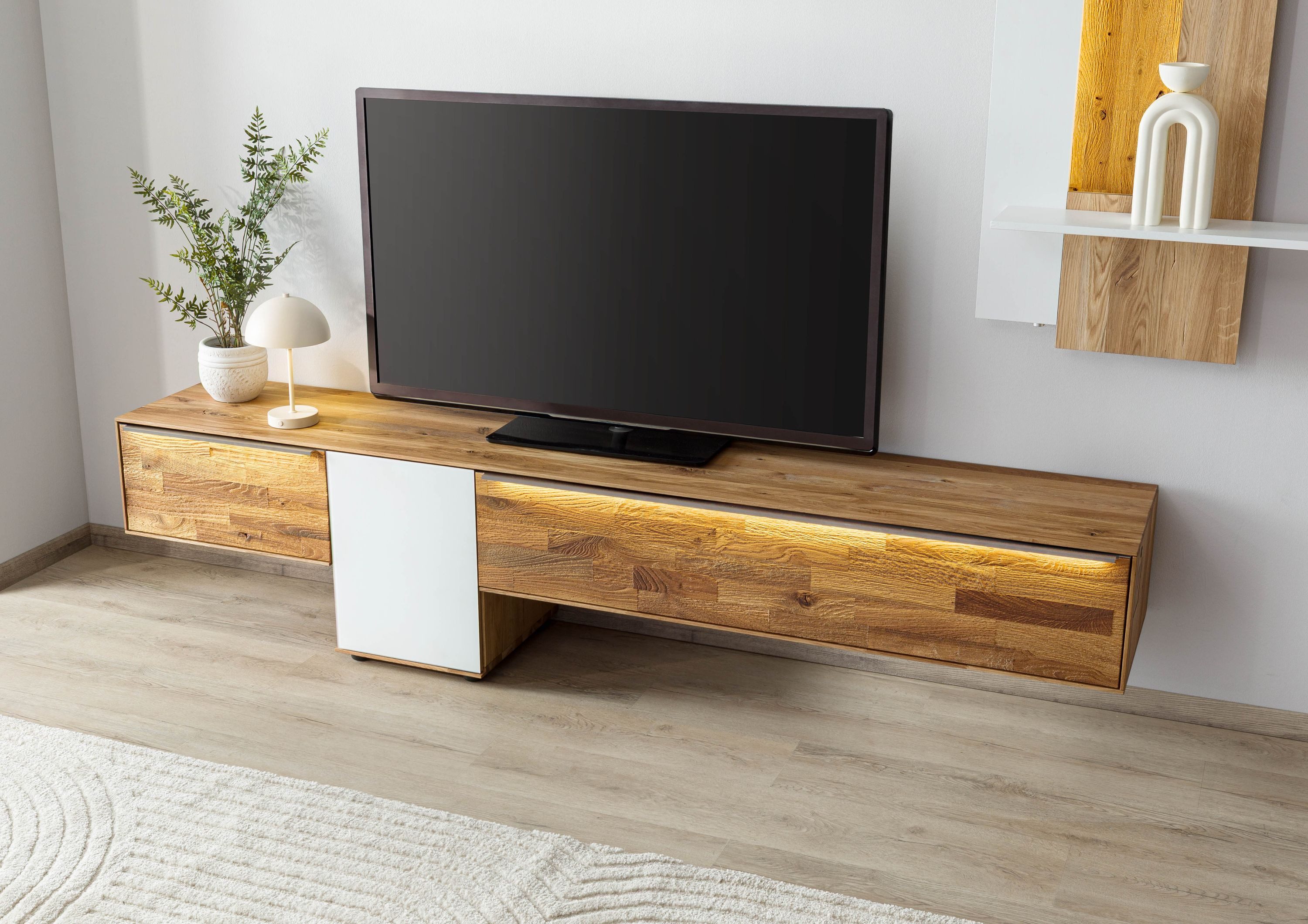 Massivmoebel24 Lowboard WIEN (Massivholz), Wildeiche 220x43x55 natur geölt / Glas weiß WIEN #107