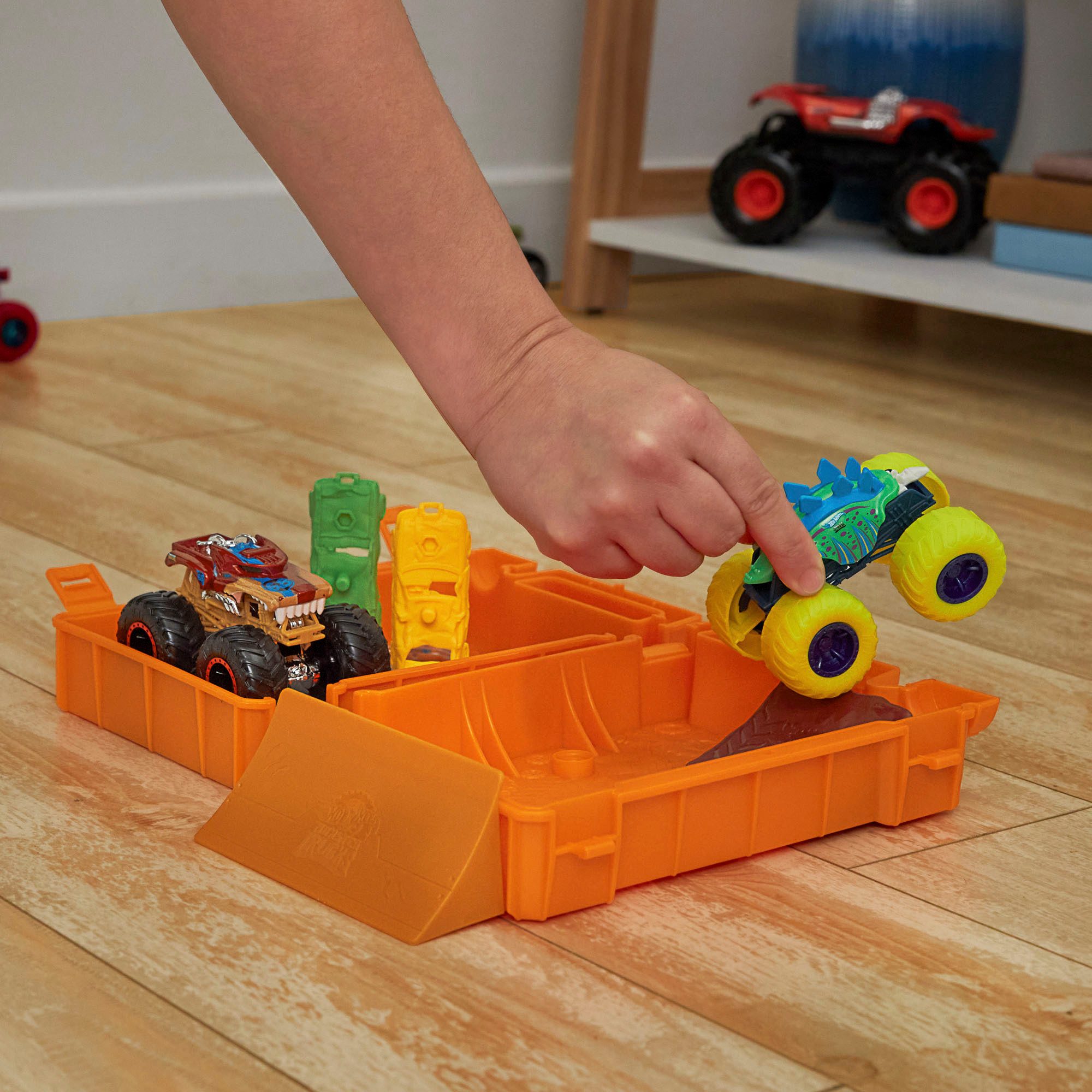 Hot Wheels Spielzeug-Monstertruck Fuel N’ Go-Spielset mit Motosaurus-Spielzeugtruck, inkl. 2 zerdrückte Autos