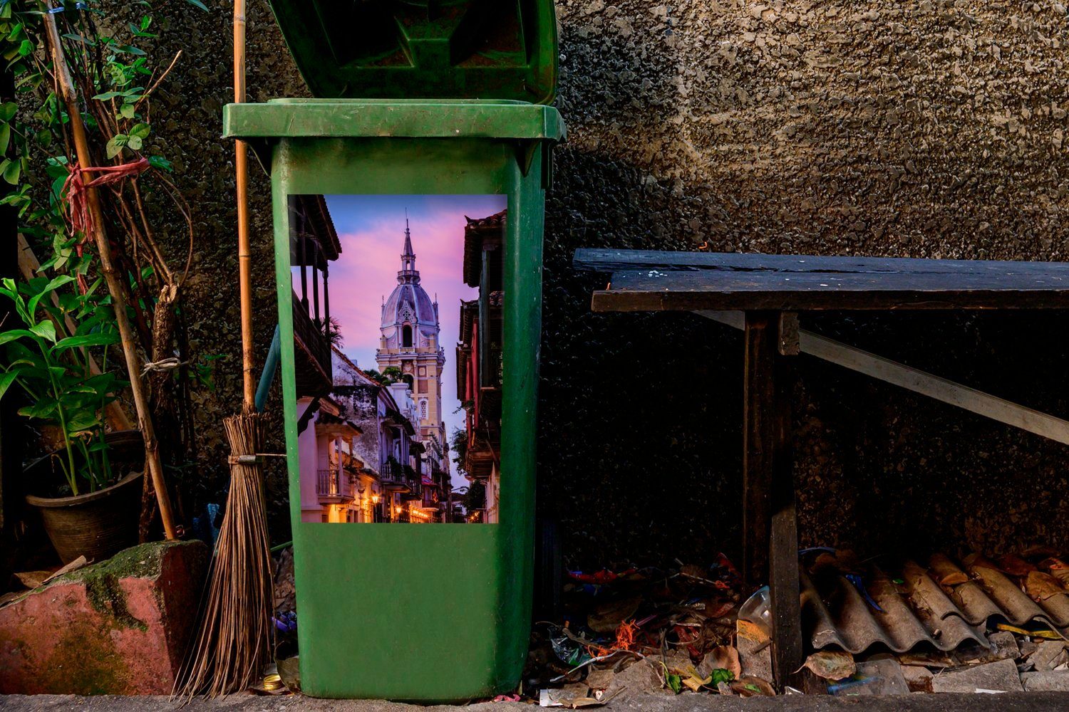 Sticker, MuchoWow Altstadt der beleuchteten von in der Kathedrale Cartagena Mülleimer-aufkleber, Wandsticker Abfalbehälter Mülltonne, Turm schwach St), Container, (1