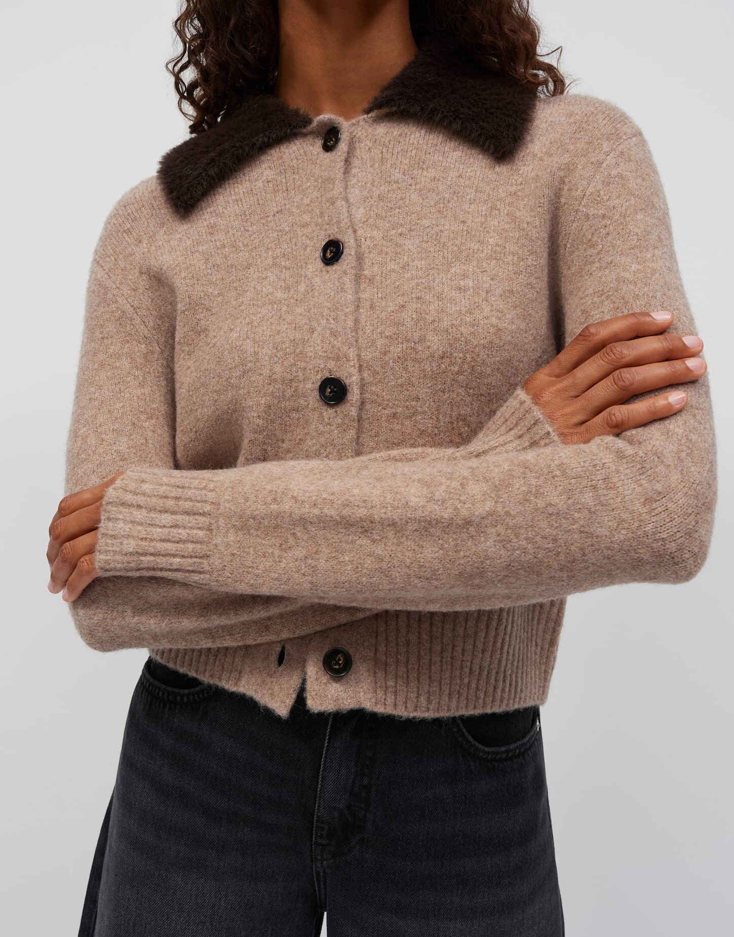 OPUS Strickjacke Dofur aus weichem Strick Verkürzte Länge mit geradem Schnitt und wandelbarem Kragen – Bild 4 von 5