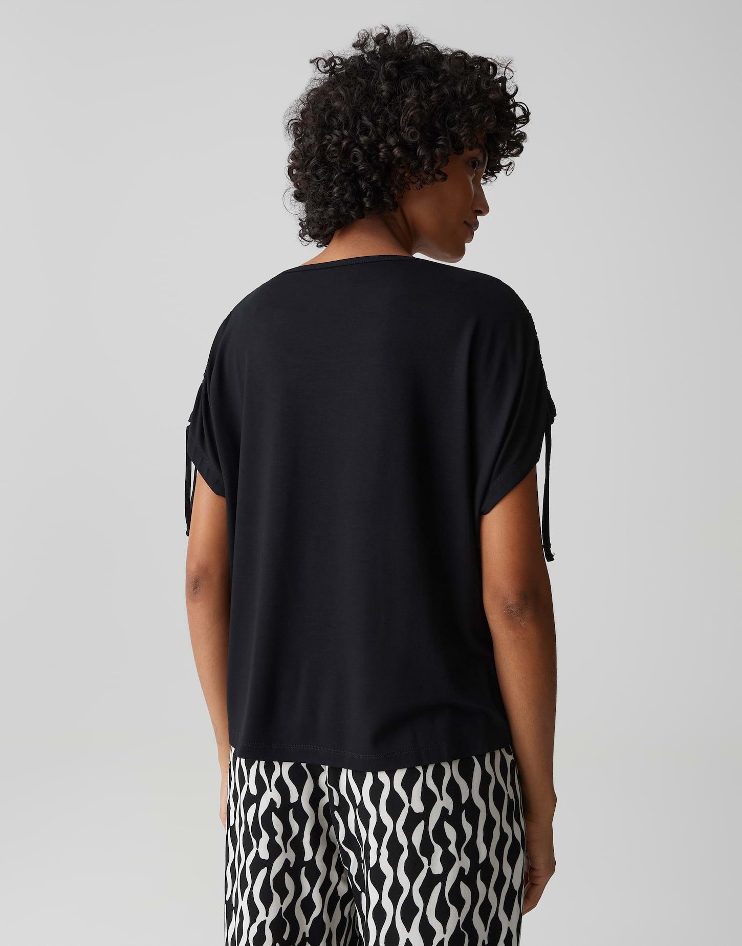 OPUS Kurzarmshirt Sokaro aus glattem Jersey mit fließendem Fall Zarte Falten geben dem Look eine lockere Leichtigkeit – Bild 3 von 5
