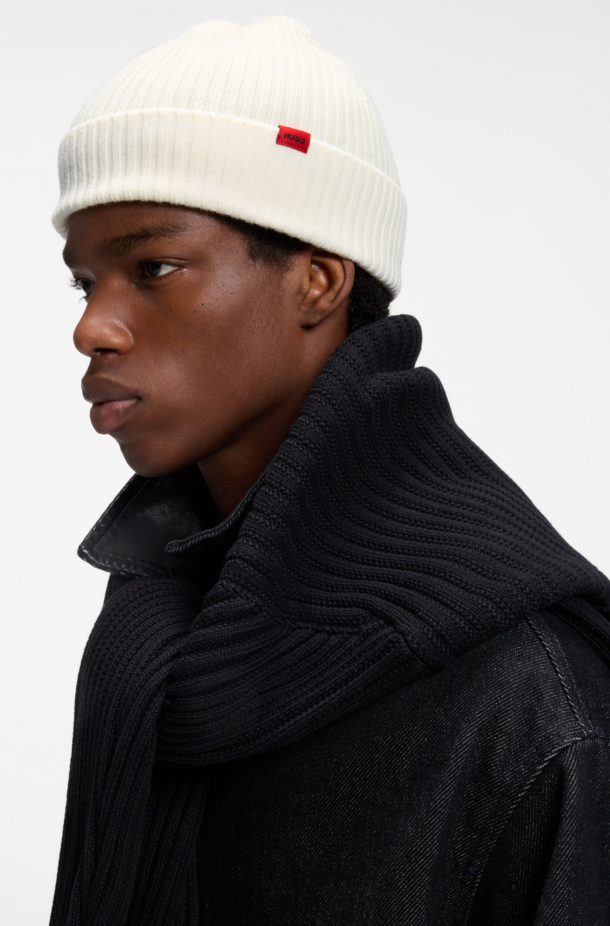 HUGO Beanie Xola mit Labelaufnäher, reine Wolle, unisex