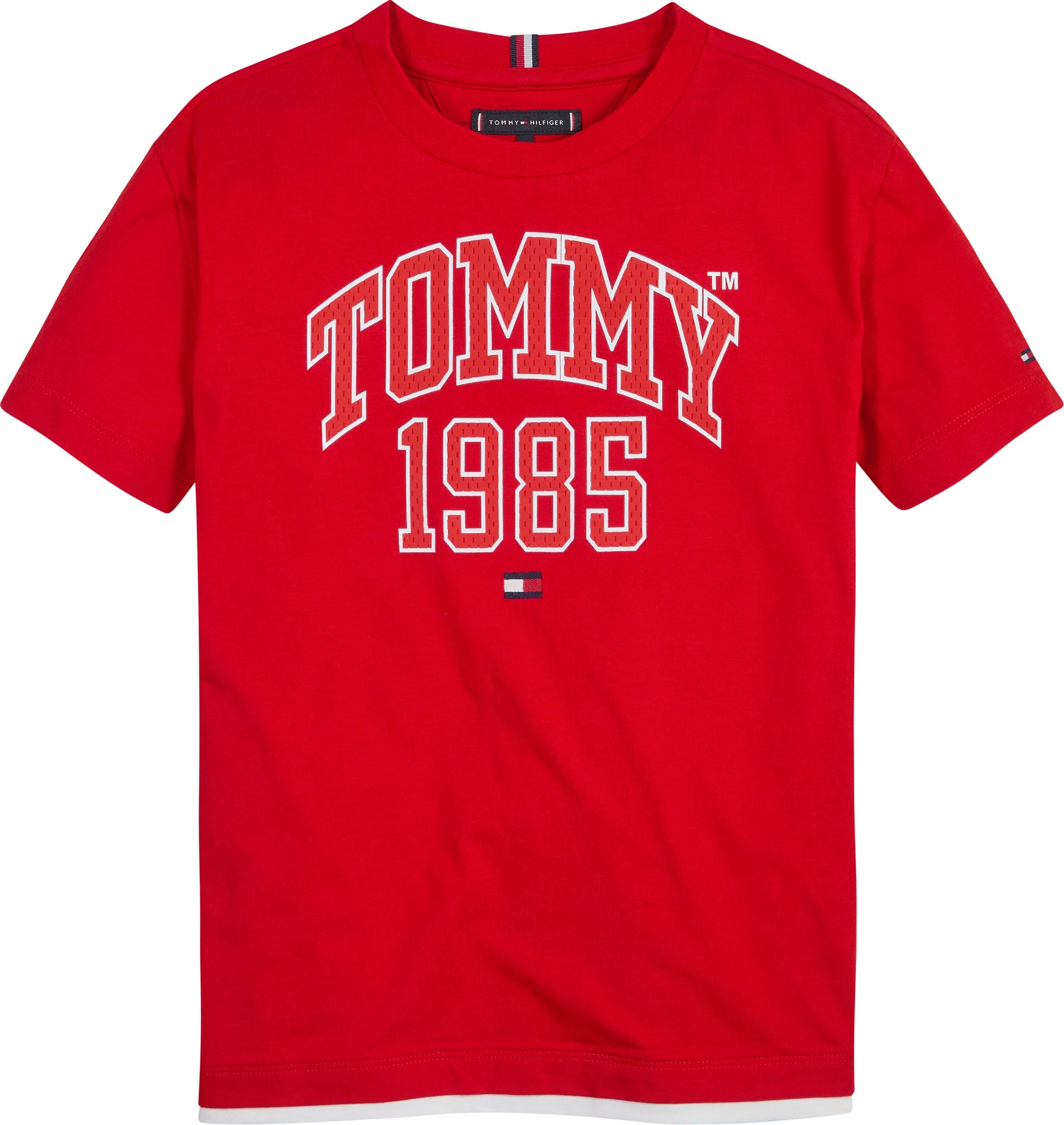 S/S VARSITY Hilfiger der auf T-Shirt TOMMY mit Logodruck Brust Tommy TEE