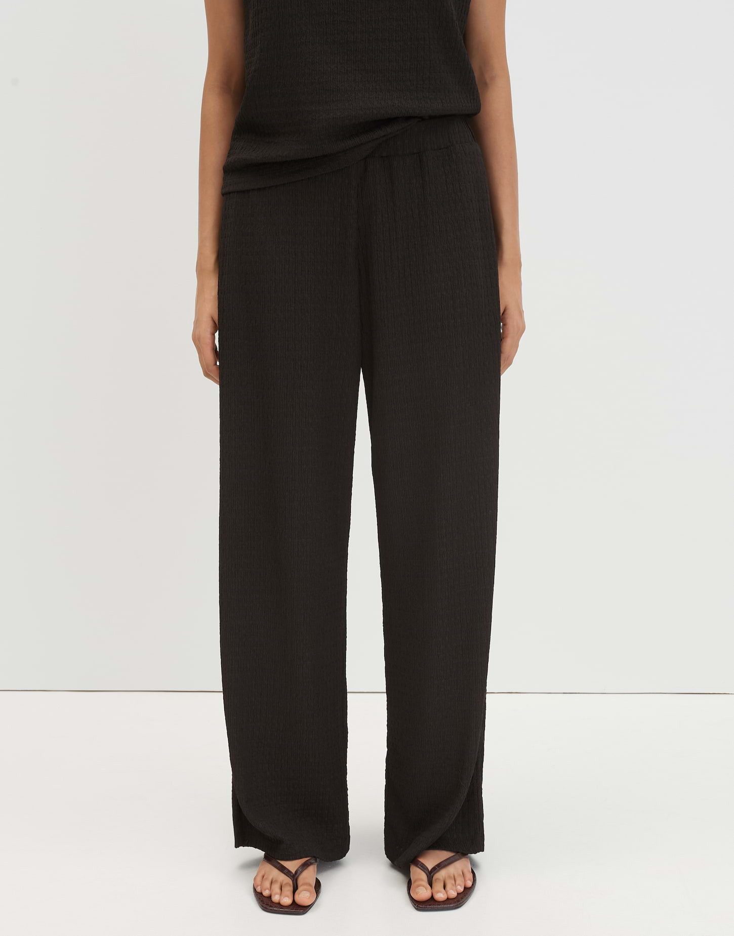 Stoffhose Charlie wide texture aus Jersey mit Kreppstruktur