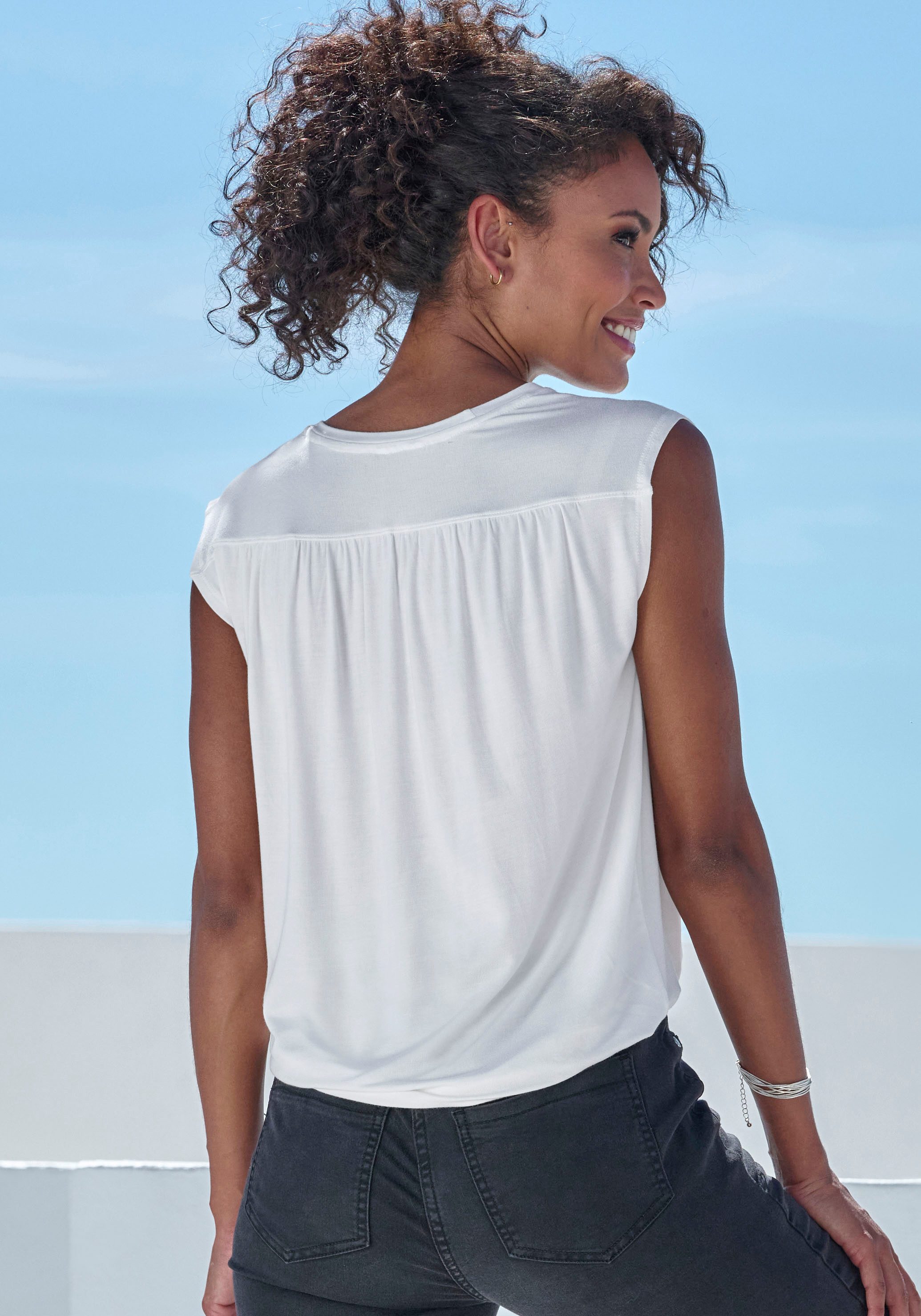 LASCANA Shirttop mit Schulterraffung aus weichem Viskose-Stretch – Bild 2 von 5