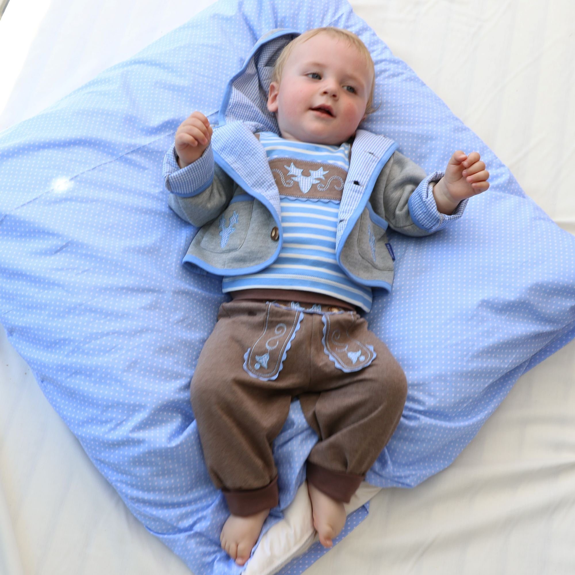 P.Eisenherz Kurzarmbody Babyhose im Lederhosenstil mit hellblauer Stickerei mit elastischem Hosenbund