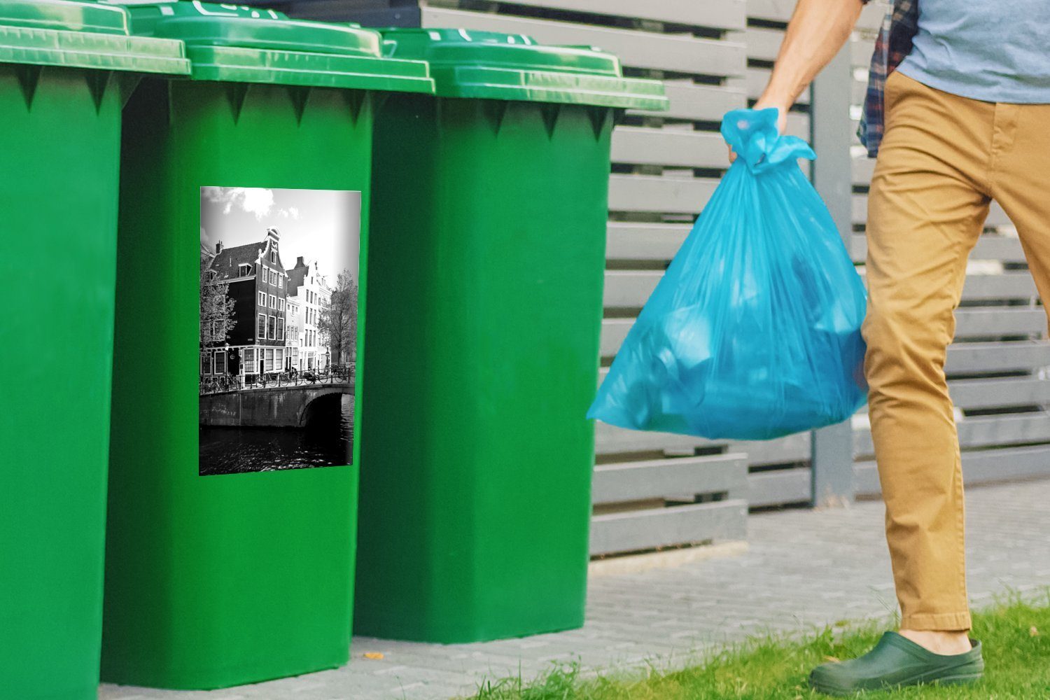 Container, einer Sticker, Mülleimer-aufkleber, Abfalbehälter schwarz und St), Brücke Wandsticker weiß Grachtenhäuser Mülltonne, MuchoWow (1 - Amsterdam in neben