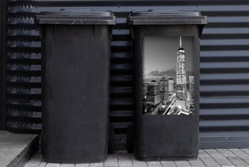 MuchoWow Wandsticker Das eine World Trade Center in New York bei Nacht - schwarz-weiß (1 St), Mülleimer-aufkleber, Mülltonne, Sticker, Container, Abfalbehälter