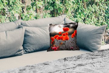 MuchoWow Dekokissen Rote Mohnblumen vor schwarzem und weißem Hintergrund, Kissenbezüge, Kissenhülle, Dekokissen, Dekokissenbezug, Outdoor