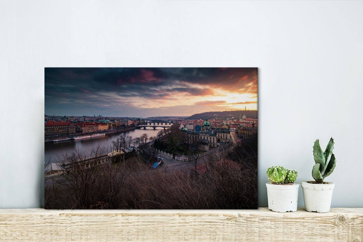 OneMillionCanvasses® Aufhängefertig, cm St), in Wanddeko, Moldau (1 Luftaufnahme Sonnenuntergangs Leinwandbild Prag, des an der Wandbild 30x20 Leinwandbilder,