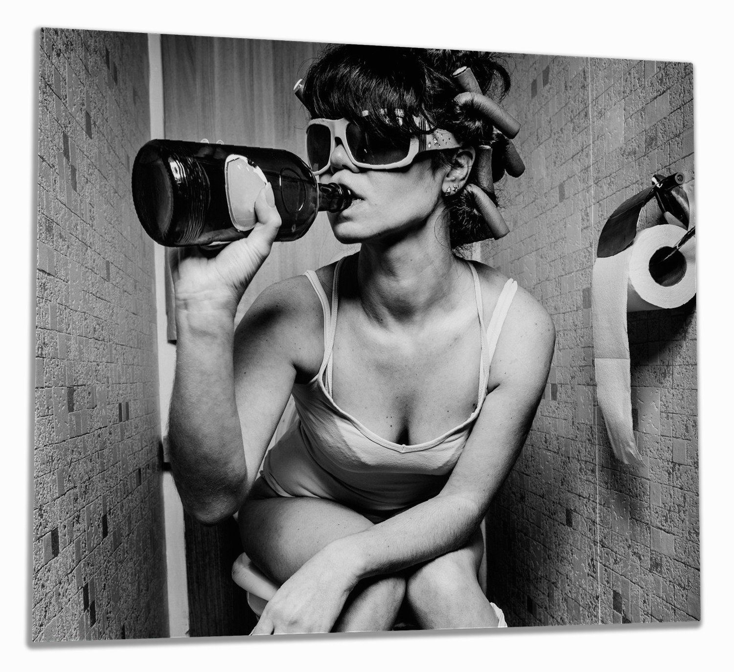 Wallario Herd-Abdeckplatte Kloparty - Sexy Frau auf Toilette mit Weinflasche, ESG-Sicherheitsglas, (Glasplatte, 1 tlg., inkl. 5mm Noppen), verschiedene Größen