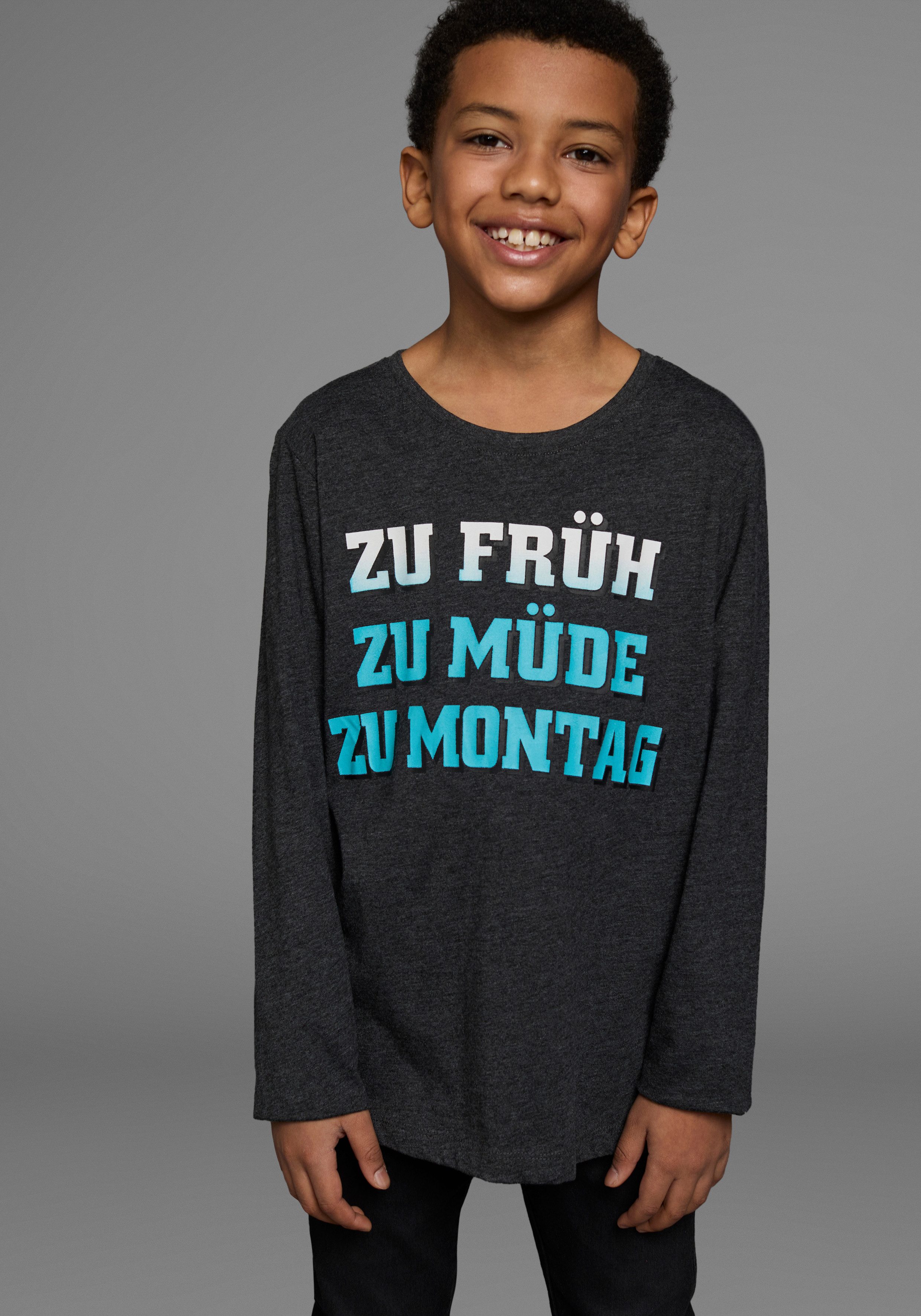 KIDSWORLD Langarmshirt ZU FRÜH, ZU MÜDE, ZU MONTAG Langarm, Basic-Passform, mit stylischem Druck, Rundhalsausschnitt