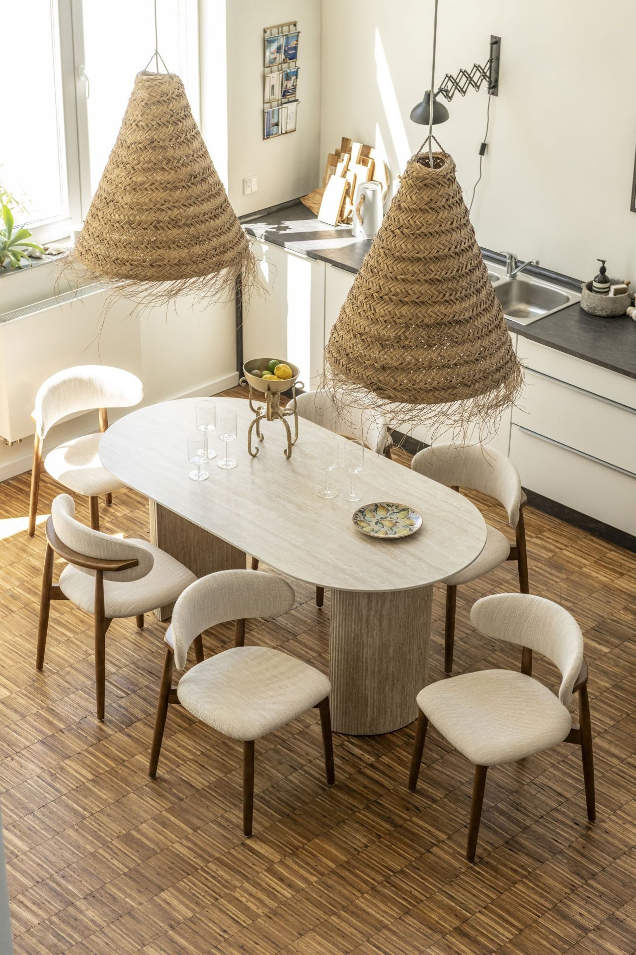 Vintagehaus Essgruppe Travertin Tisch Arch 180 + 4 oder 6 Stühle Linea montiert