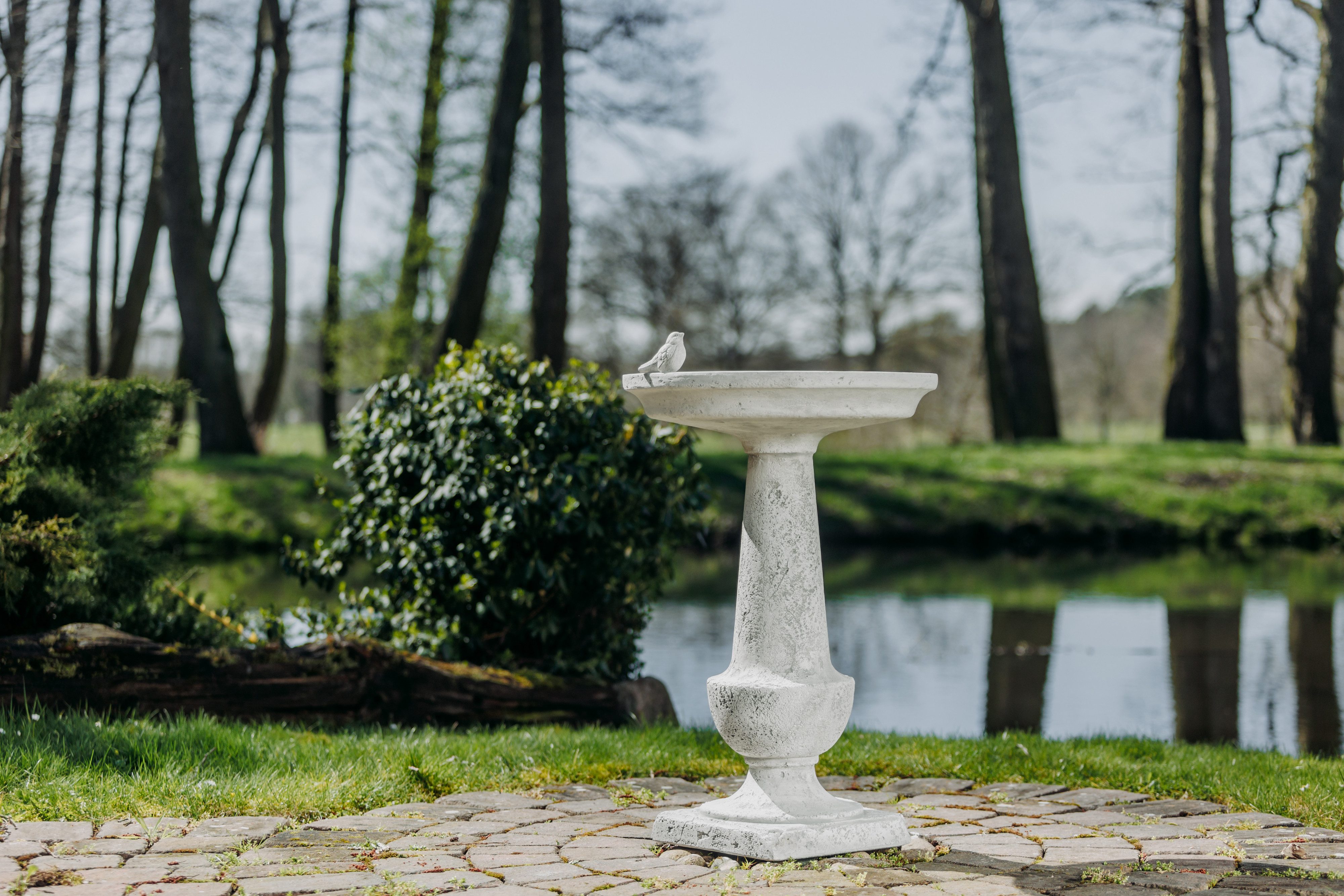 gartendekoparadies.de Gartenfigur Vogel-Bad mit quadratischem Sockel, H. 74 cm, 47 kg, Frostsicher