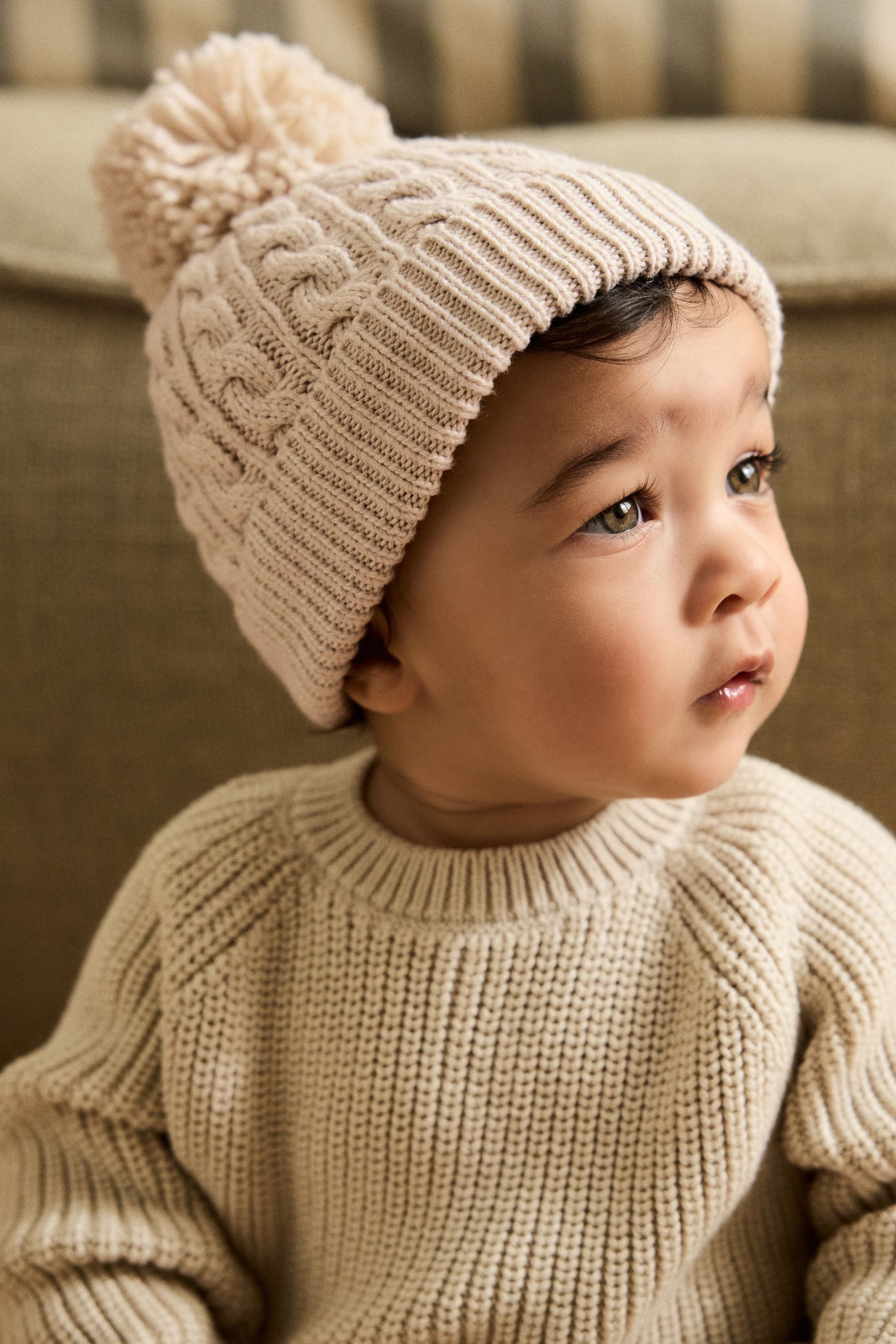 Next Strickmütze Baby Strickmütze mit Bommel und Zopfmuster (1-St)