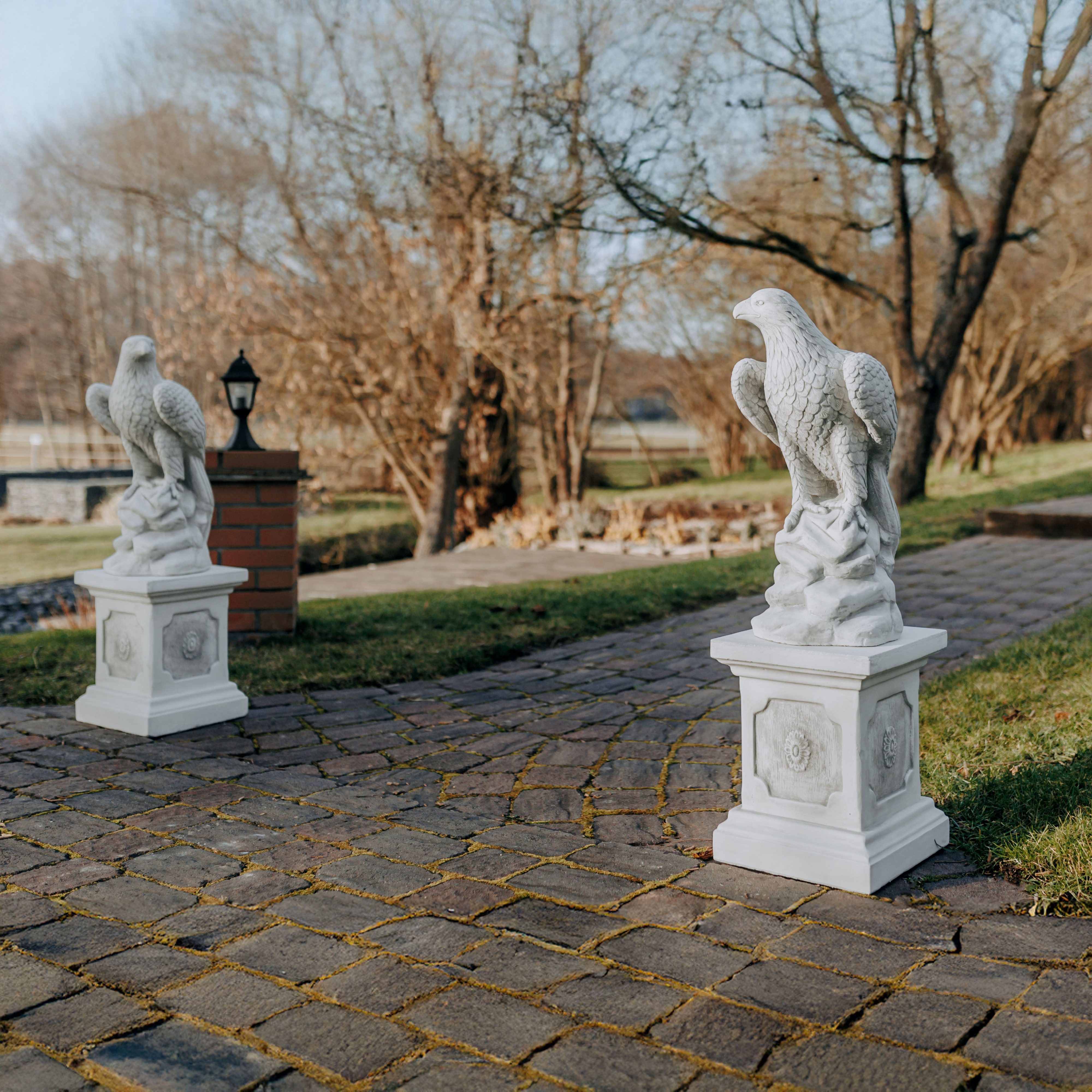 gartendekoparadies.de Gartenfigur 2-Set Adler Steinadler mit Sockel Podest, Steinfiguren, H. 98 cm, (2er-Set), Frostsicher
