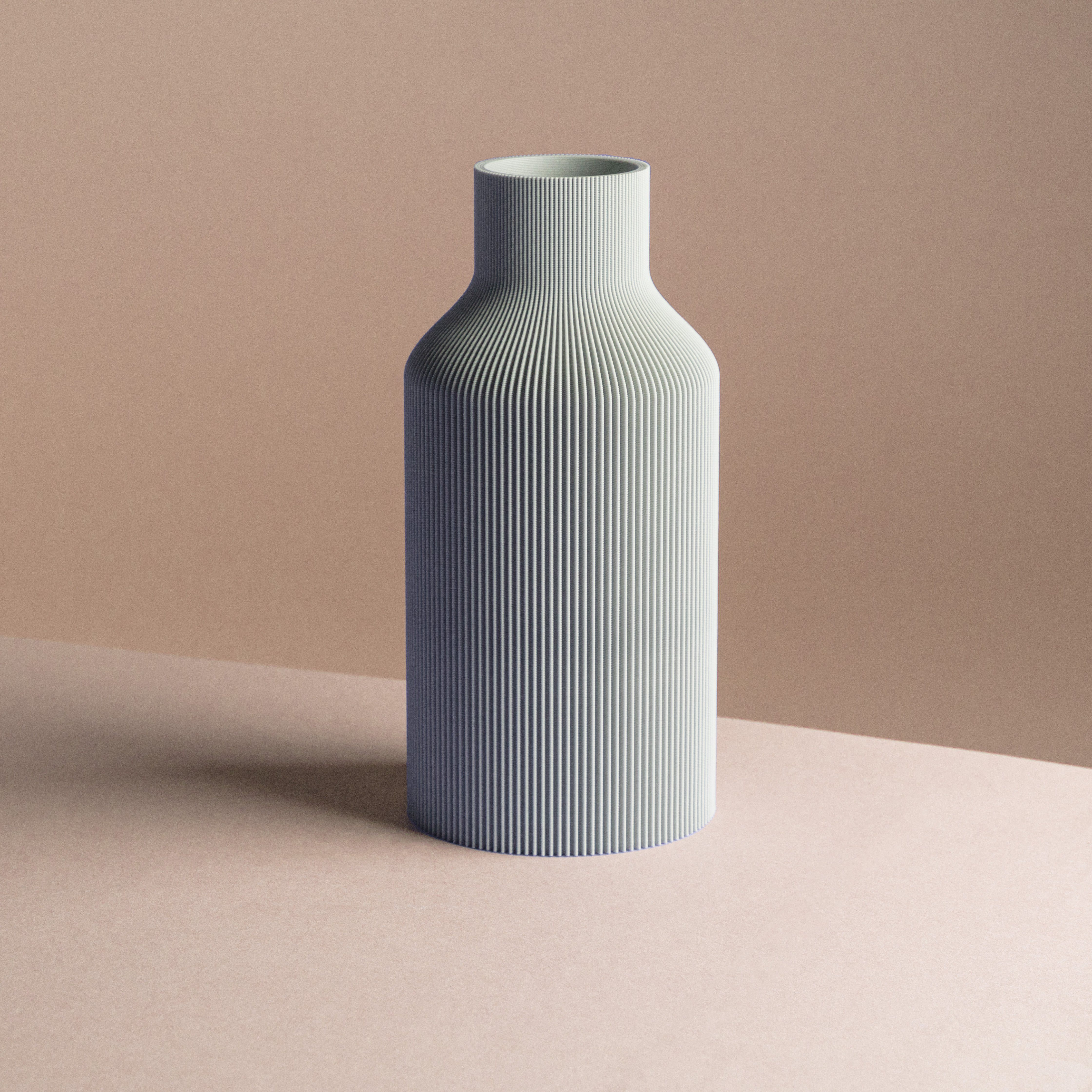 Dennismaass. Dekovase FLASCHE, 3D Druck, wundervolle Rillen-Optik, für Blumen aller Art, dekorative Vase aus dem 3D Drucker hellgrau