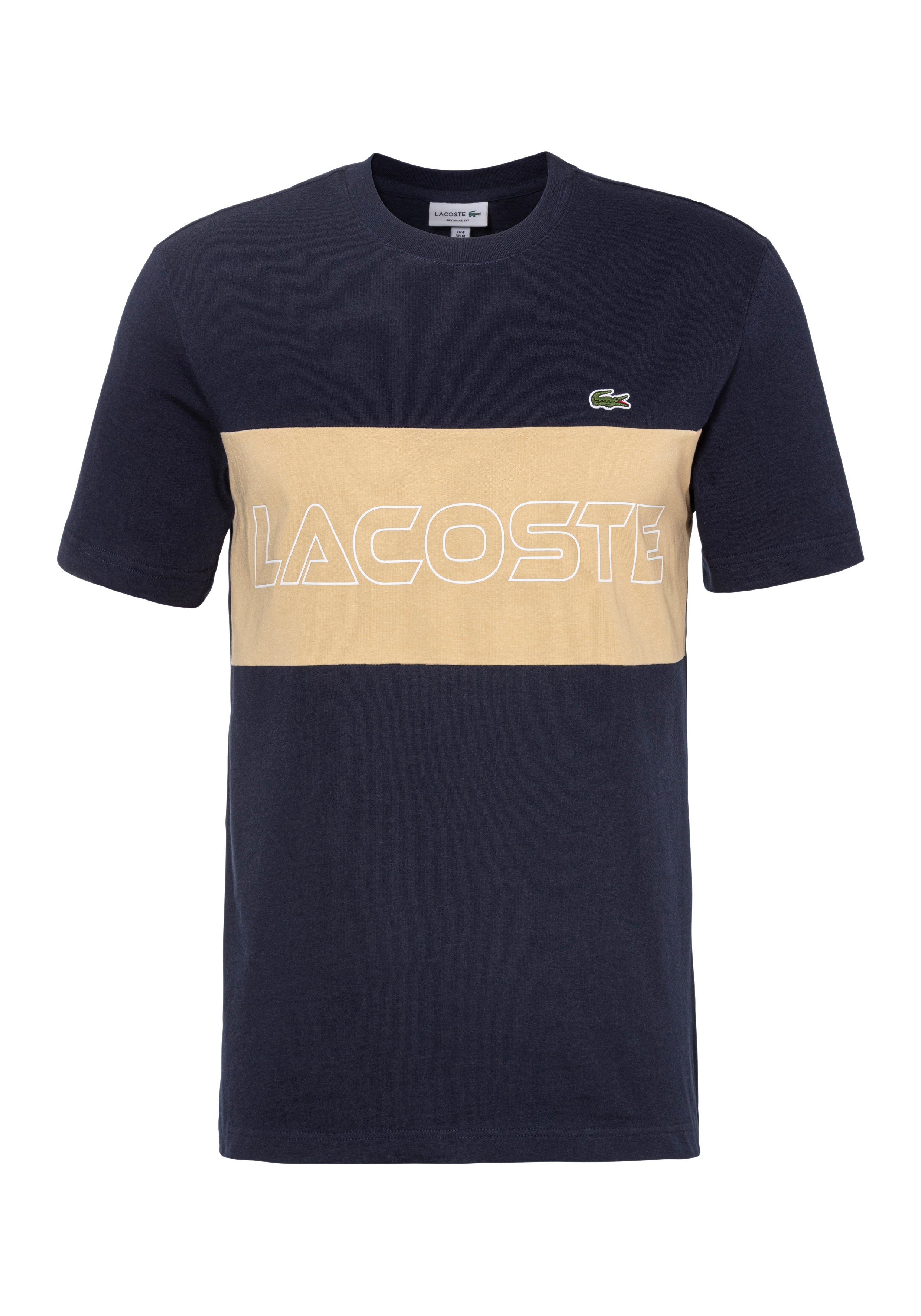 Lacoste T-Shirt T-SHIRT auf mit Brust Print SEQUOIA/ABYSM großem der
