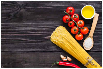 Wallario Sichtschutzzaunmatten »Italienisches Menü mit Spaghetti, Tomaten, Salz und Chilischoten«