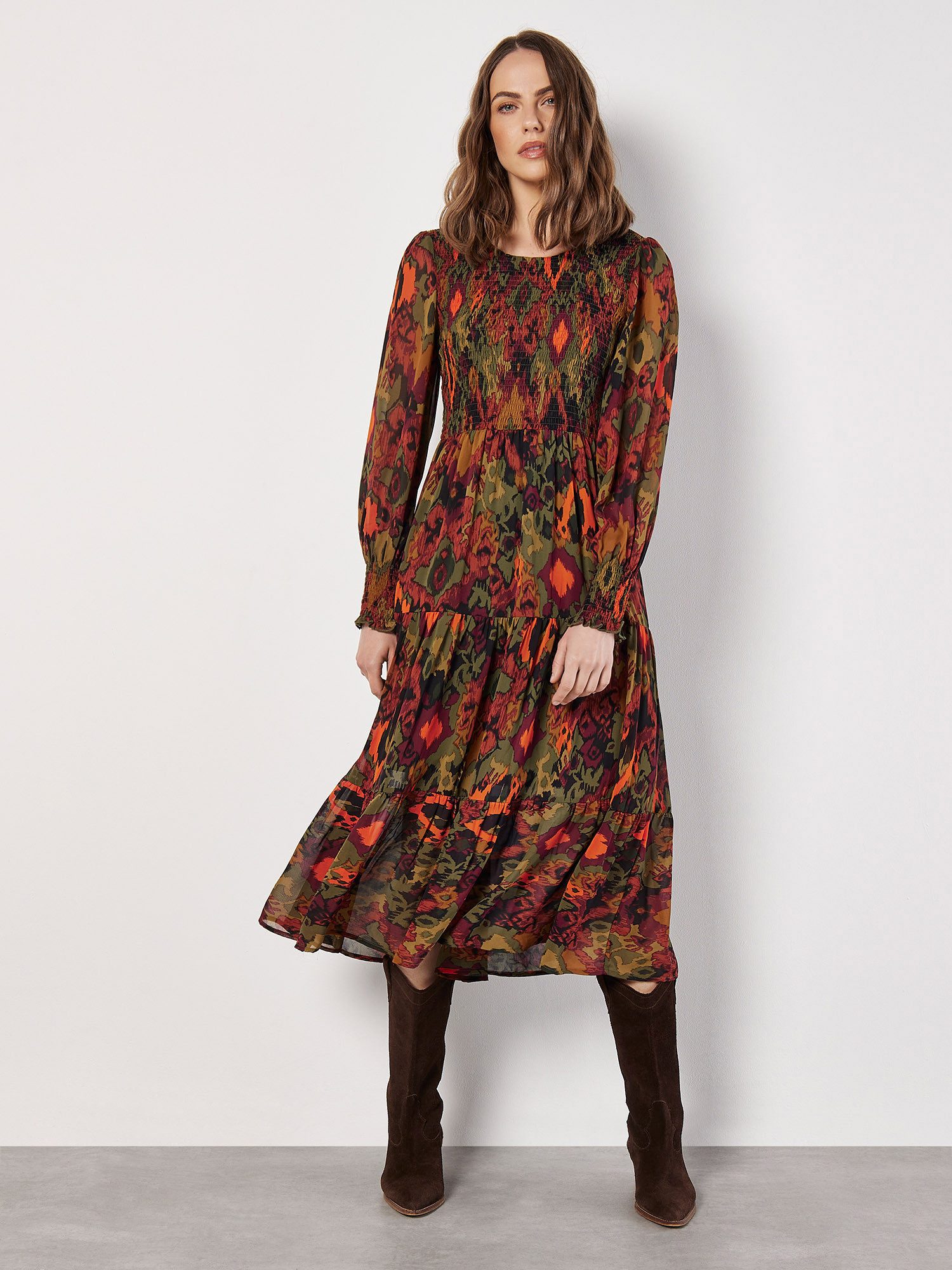 Apricot Chiffonkleid gemustertes Etagenkleid mit Smokdetails