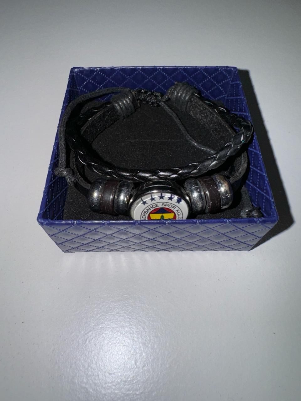Stelby Armband mit Gravur Fenerbahce Armband 5 Sterne 3D Gravur im Glas mit Geschenkbox (Weihnachtsgeschenk, Geburtstagsgeschenk, Valentinstaggeschenk), Hochwertiges Lederarmband für Fenerbahce Fans – edel & robust