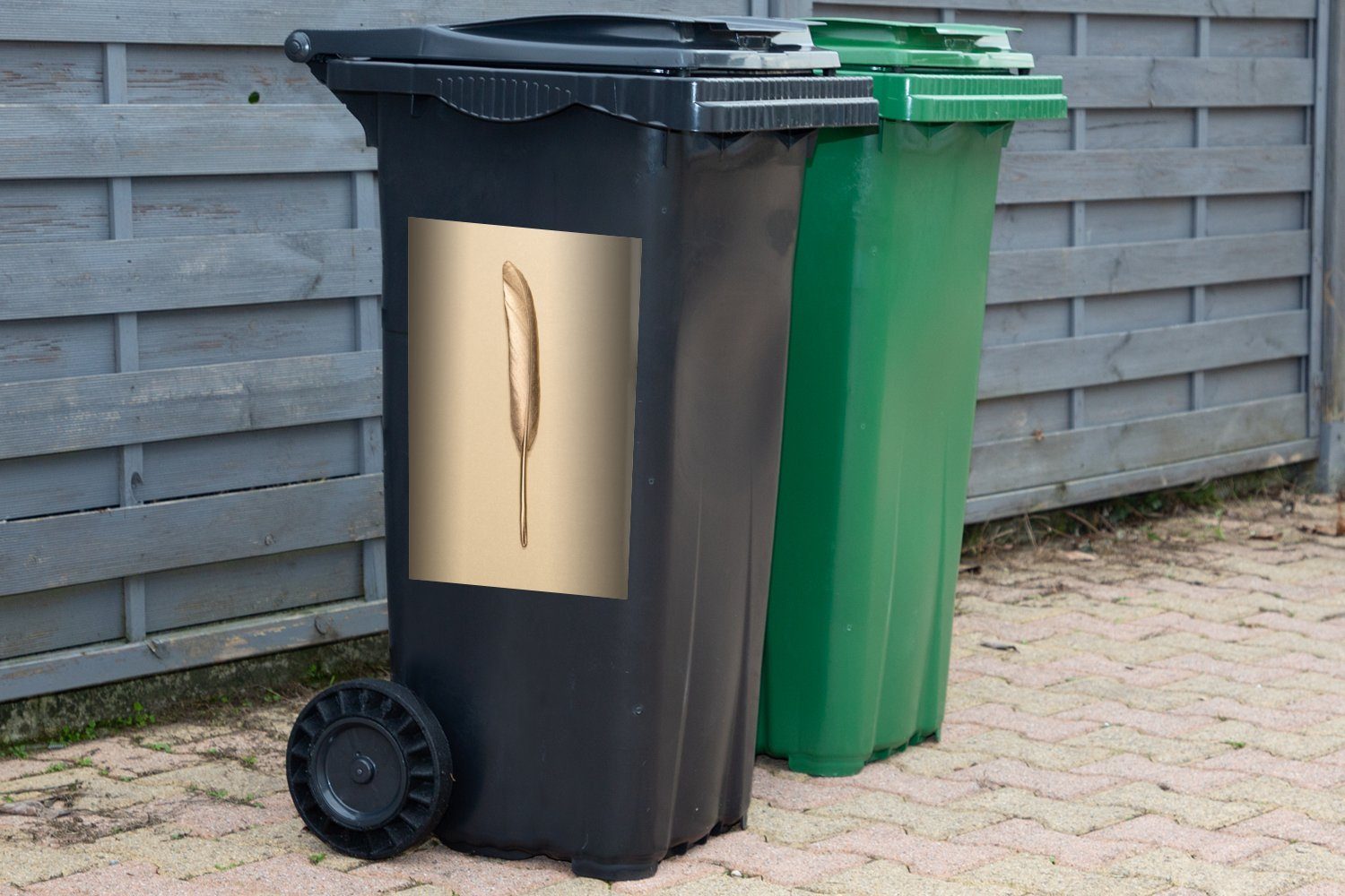 St), Hintergrund Abfalbehälter Sticker, bemalte (1 MuchoWow Feder Mülltonne, auf Container, Mülleimer-aufkleber, Gold goldenem Wandsticker
