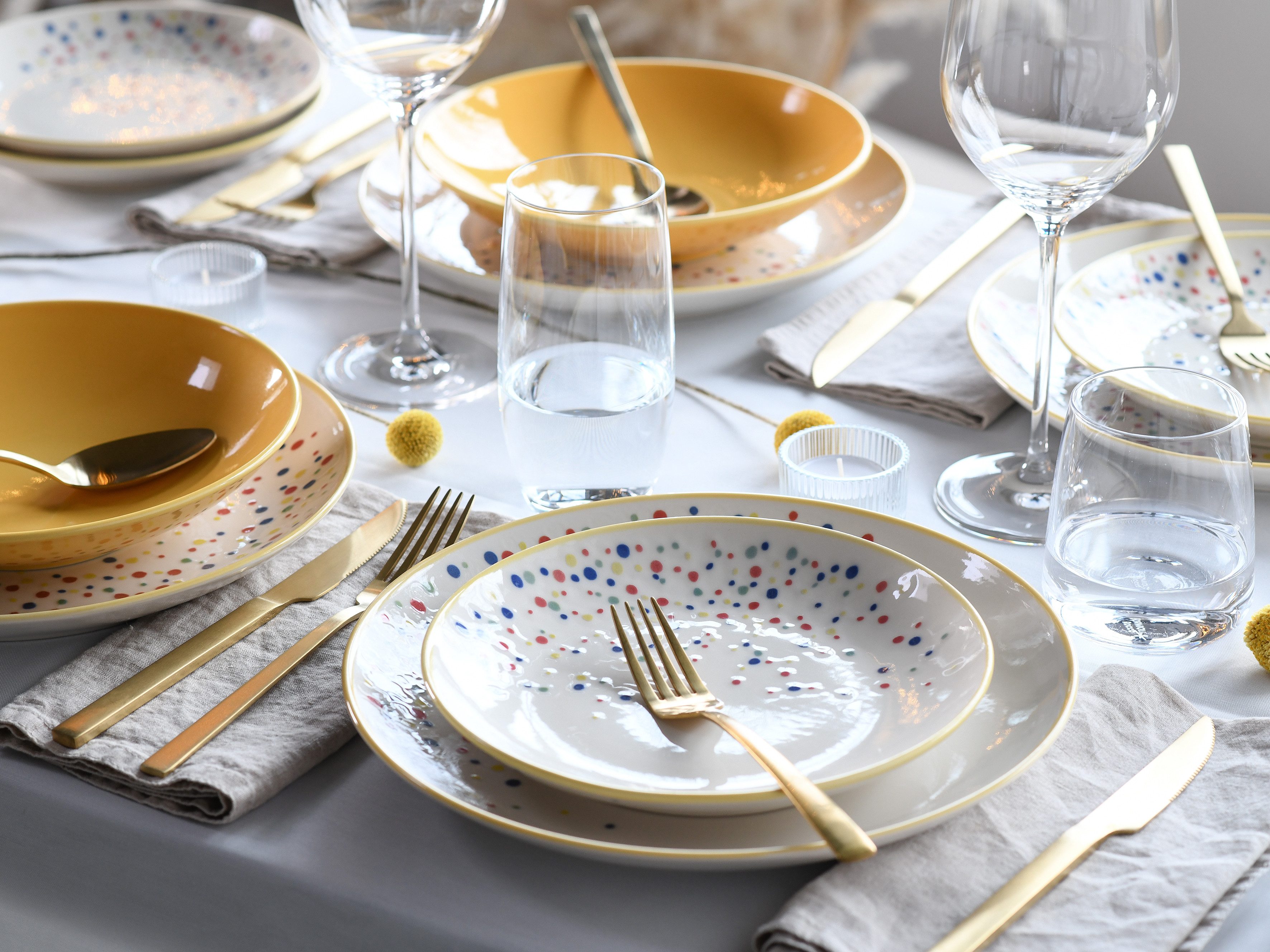 CreaTable Teller-Set Joy, Teller Set 12-tlg. (12-tlg), 4 Personen, Steinzeug, Unregelmäßige bunte Punkte, Gute Laune Geschirr, Frisch, Freundlich