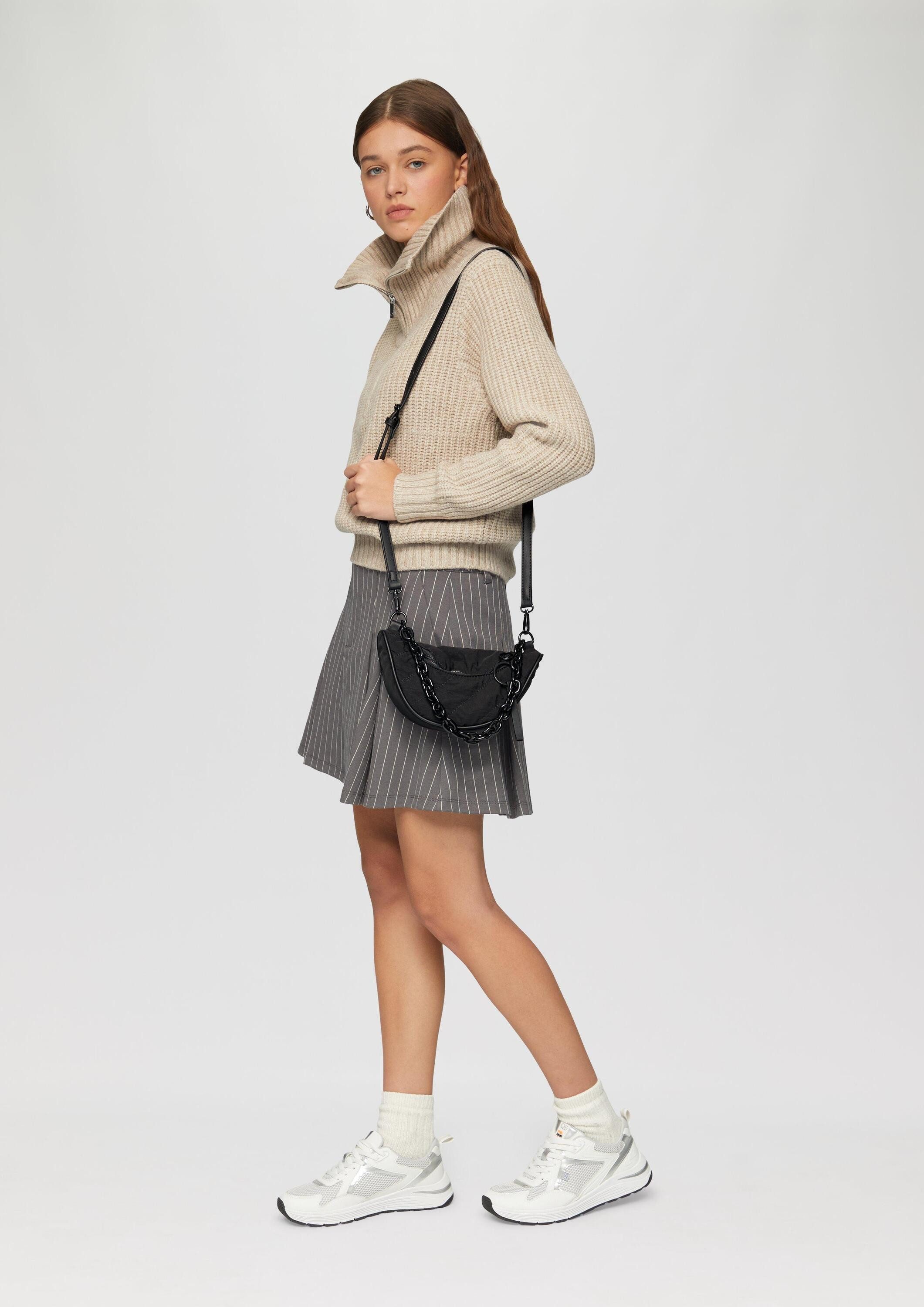 QS Schultertasche Tasche, Crossbody-Bag mit Kettendetail