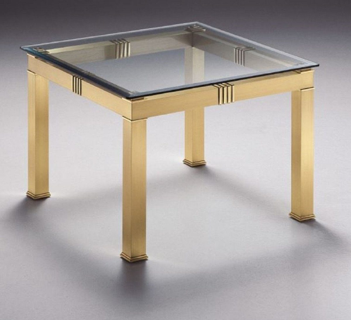 Casa Padrino Beistelltisch Luxus Beistelltisch Messingfarben 70 x 70 x H. 48 cm - Quadratischer Messing Tisch mit Glasplatte - Luxus Möbel