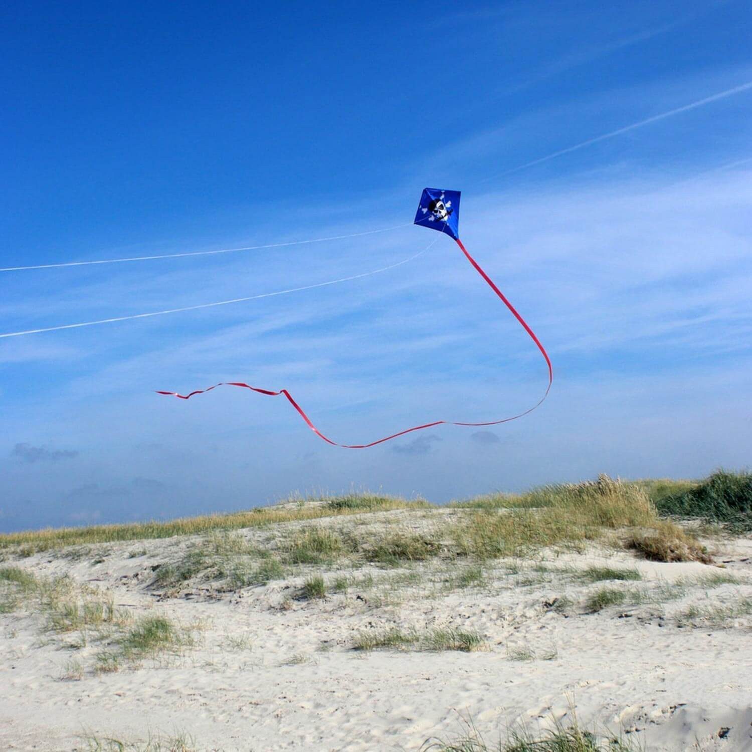 Wolkenstürmer Kite Zweileiner Flugdrachen Kinder & Erwachsene mit Schwanz 90cm, (inklusive Flugleinen und Flugschlaufen, 1-tlg), Racer Lenkdrachen (Pirat) - Ready to Fly 90cm