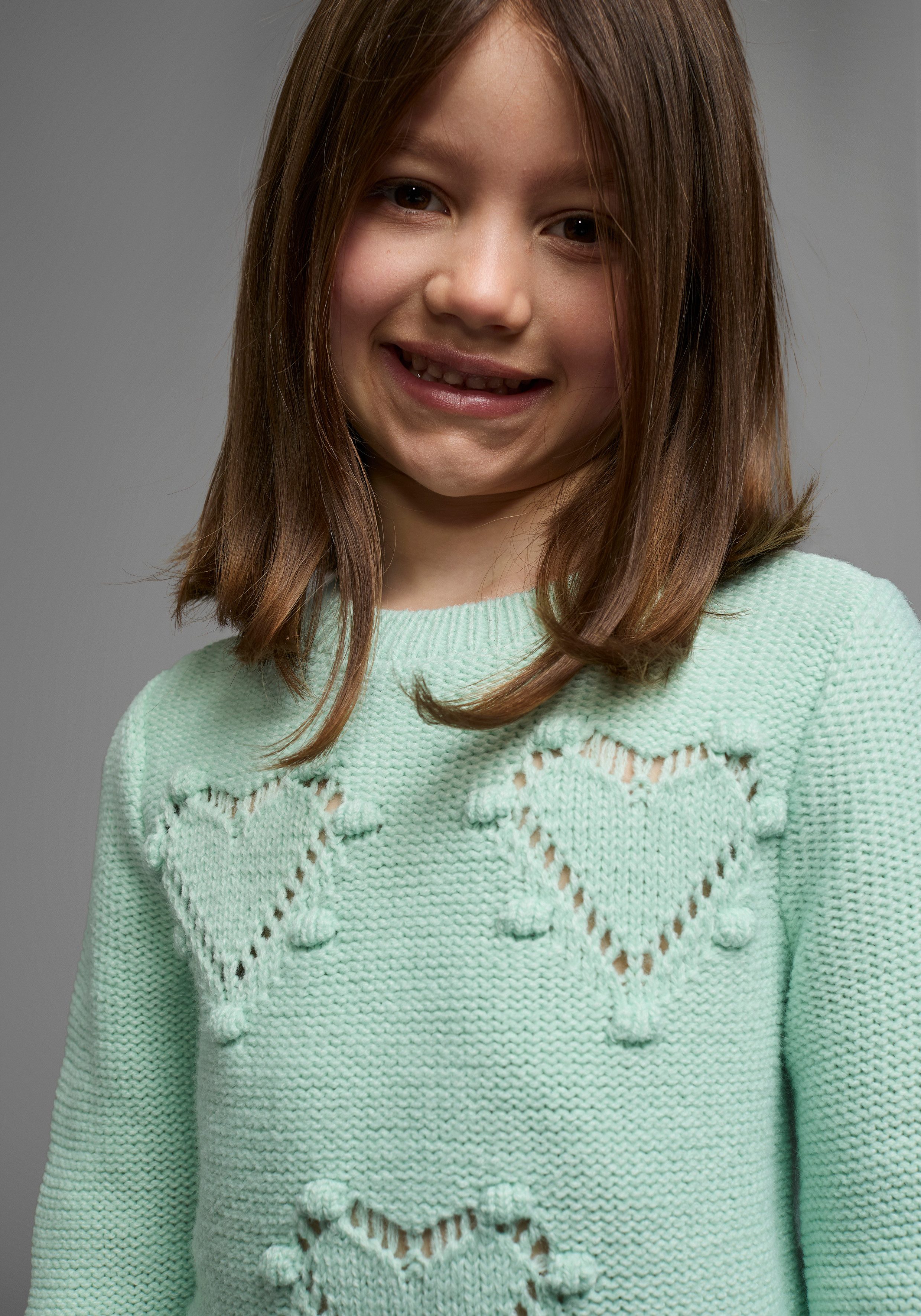 KIDSWORLD Strickpullover Pulli für kleine Mädchen gestricktem Herzchenmuster