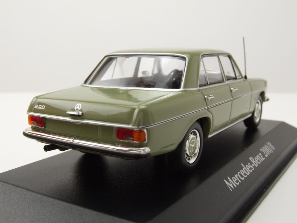 Maxichamps Modellauto Mercedes 200 /8 Strichacht 1968 hellgrün, Maßstab 1:43