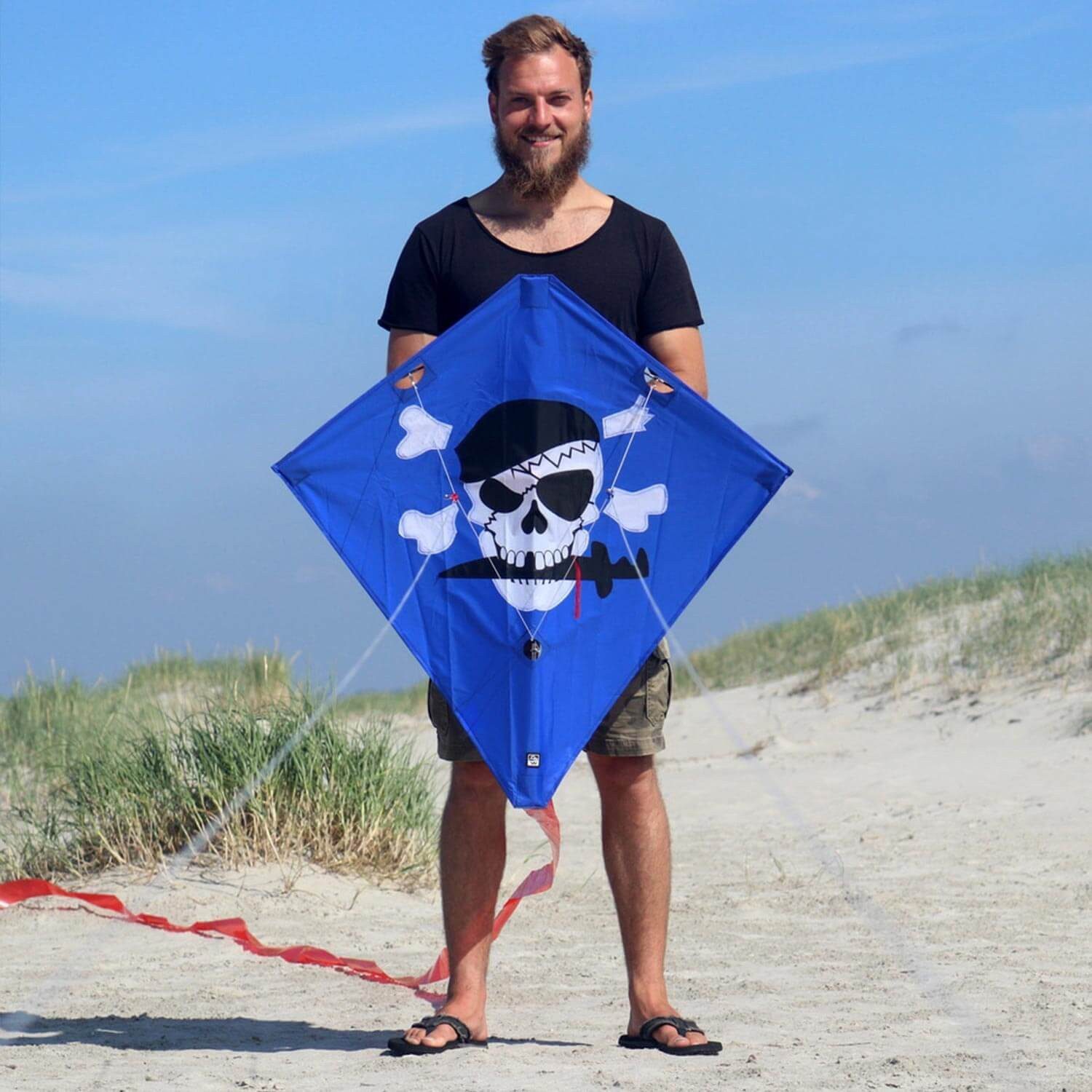 Wolkenstürmer Kite Zweileiner Flugdrachen Kinder & Erwachsene mit Schwanz 90cm, (inklusive Flugleinen und Flugschlaufen, 1-tlg), Racer Lenkdrachen (Pirat) - Ready to Fly 90cm