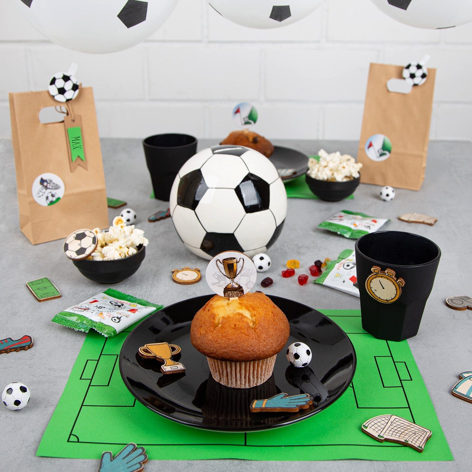Logbuch-Verlag Dekofigur 12 Fußballklammern Fußballdeko für Kindergeburtstag WM Party EM
