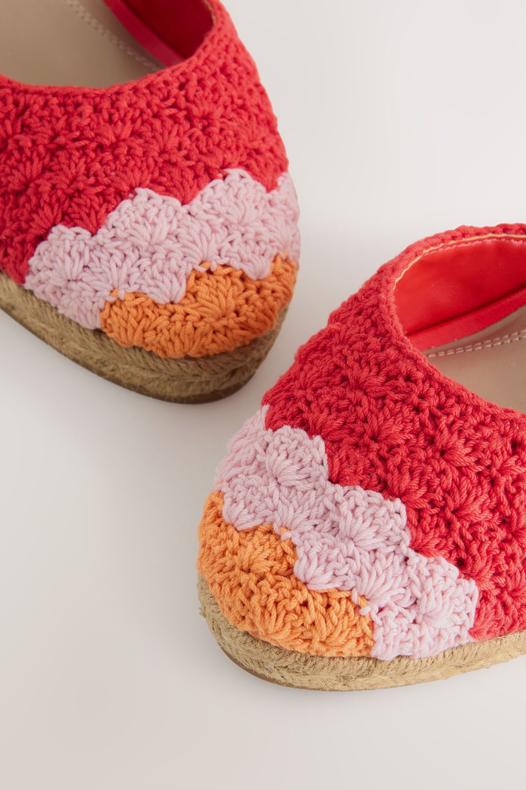 Next Forever Comfort Keilabsatzschuhe mit Häkelbesatz Keilsandalette