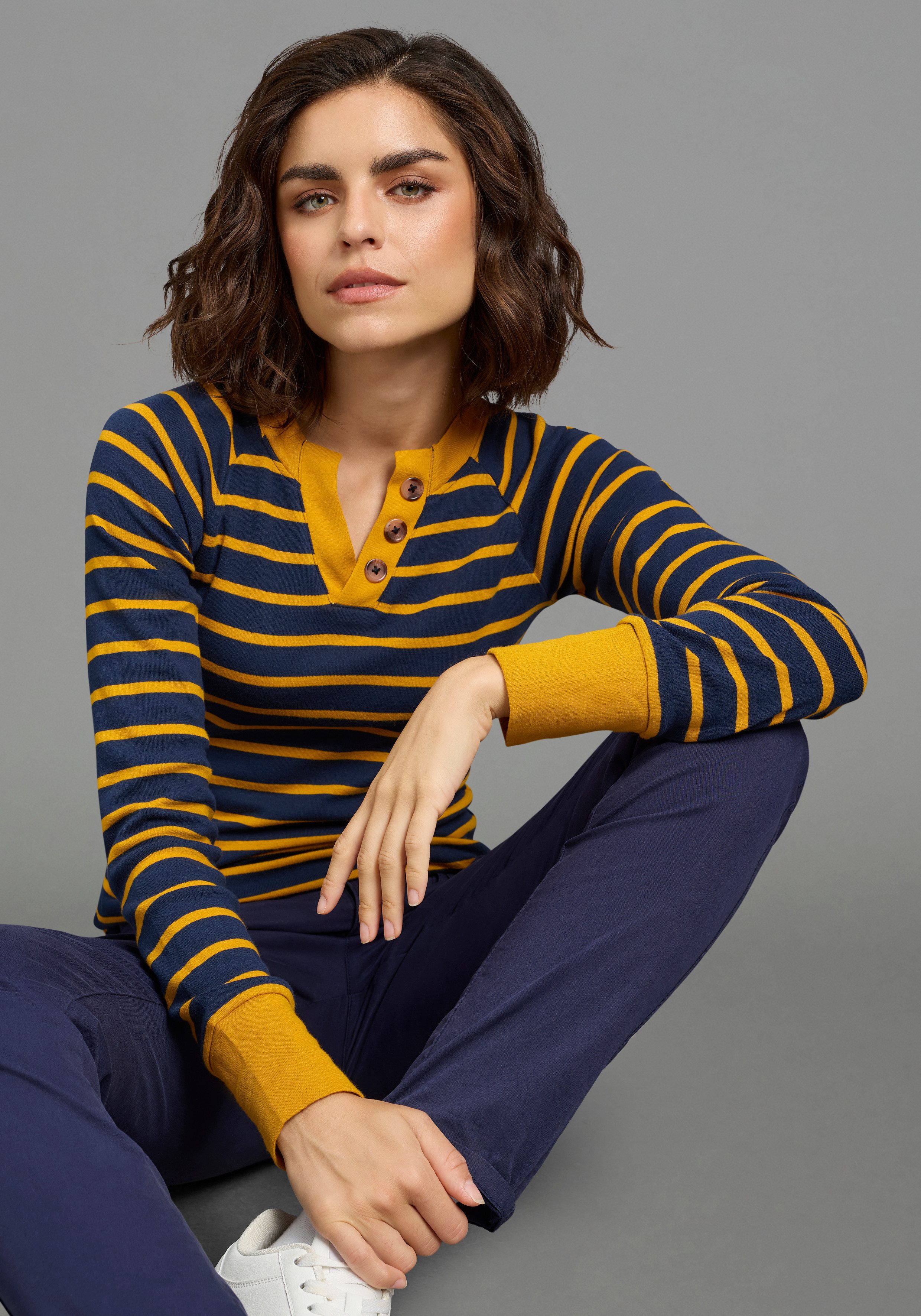 KangaROOS Langarmshirt mit Rundhals, hüftbedeckende Länge, figurbetonte Passform. € 29,99, (€ 29,99 pro 1 Stk).