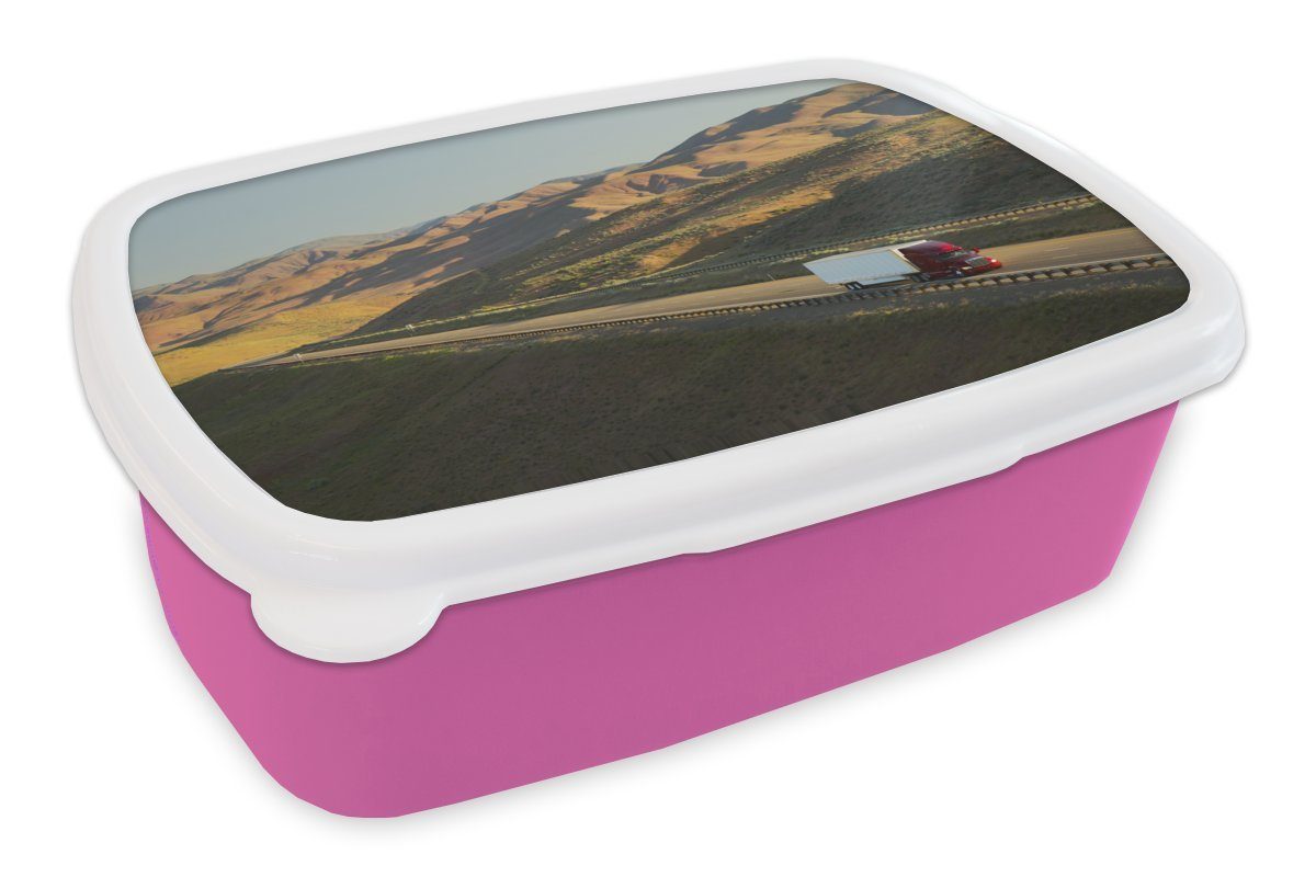 roter Mädchen, (2-tlg), Gegend, rosa und Erwachsene, hügeligen in Kinder, Brotbox MuchoWow Lunchbox Kunststoff, Weißer Snackbox, Brotdose für Kunststoff einer Lastwagen