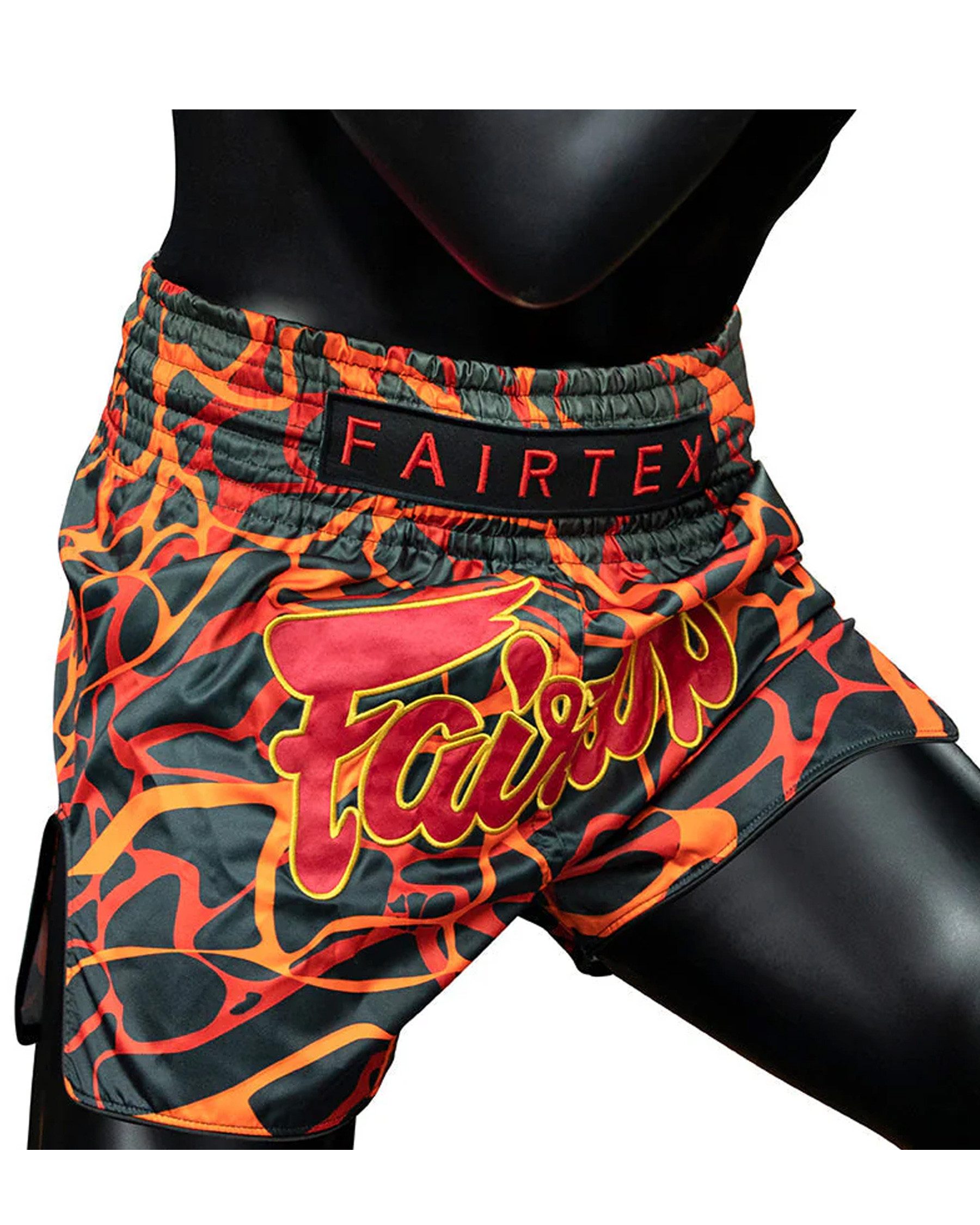 Fairtex Shorts Magna Red (1-tlg) Fairtex Magna Red Muay Thai Shorts – Energiegeladen & kampfbereit