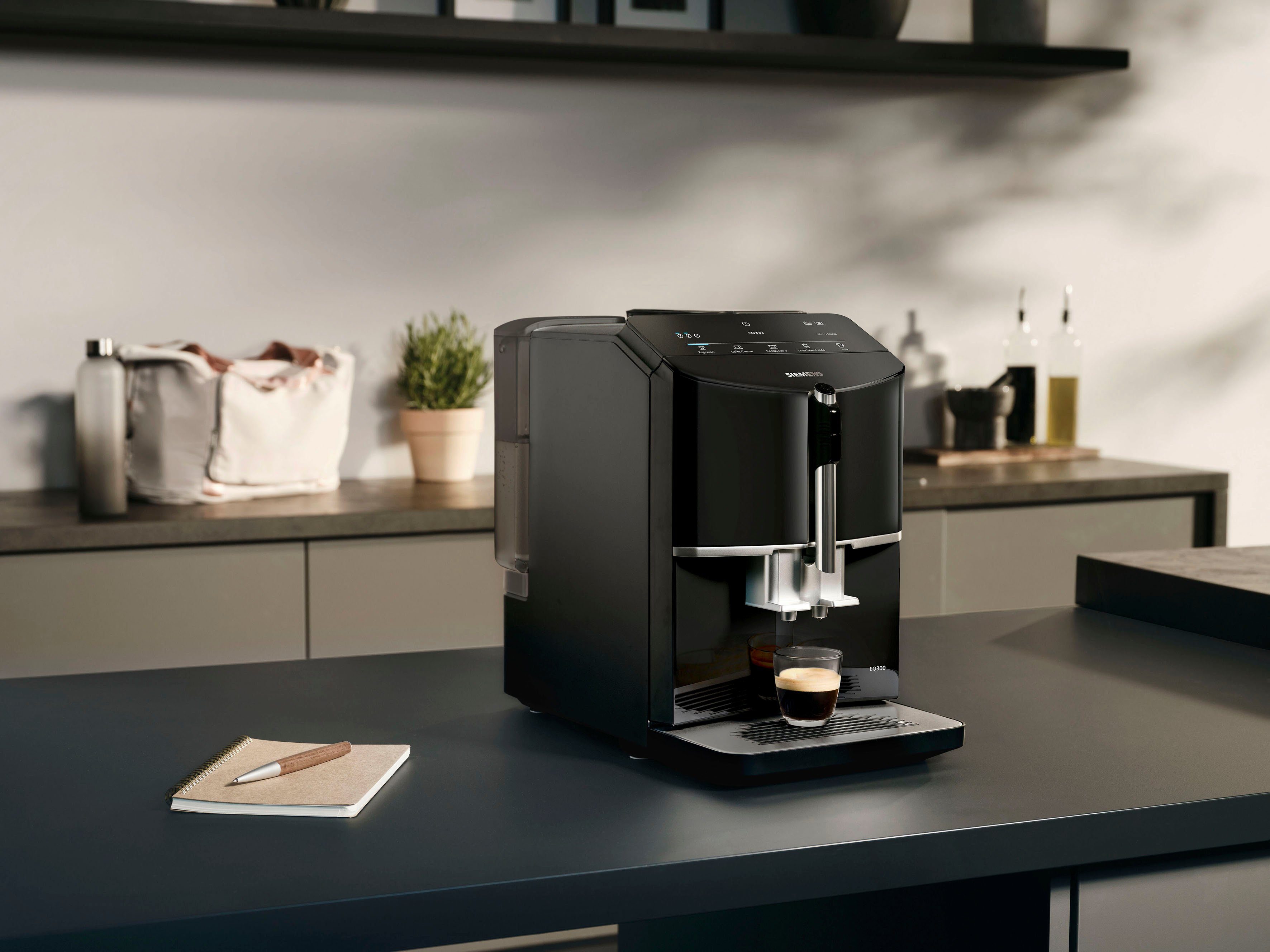 SIEMENS Kaffeevollautomat EQ300 TF301E19, viele Kaffeespezialitäten, OneTouch-Funktion, Milchaufschäumer, Keramikmahlwerk, klavierlack schwarz – Bild 2 von 5