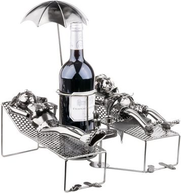 BRUBAKER Weinflaschenhalter Liebespaar im Urlaub - Metall Skulptur, (Silber Metallfigur Flaschenhalter, 1-St., Weingeschenk für Urlauber mit Grußkarte), Flaschenständer liegendes Paar unter Palme