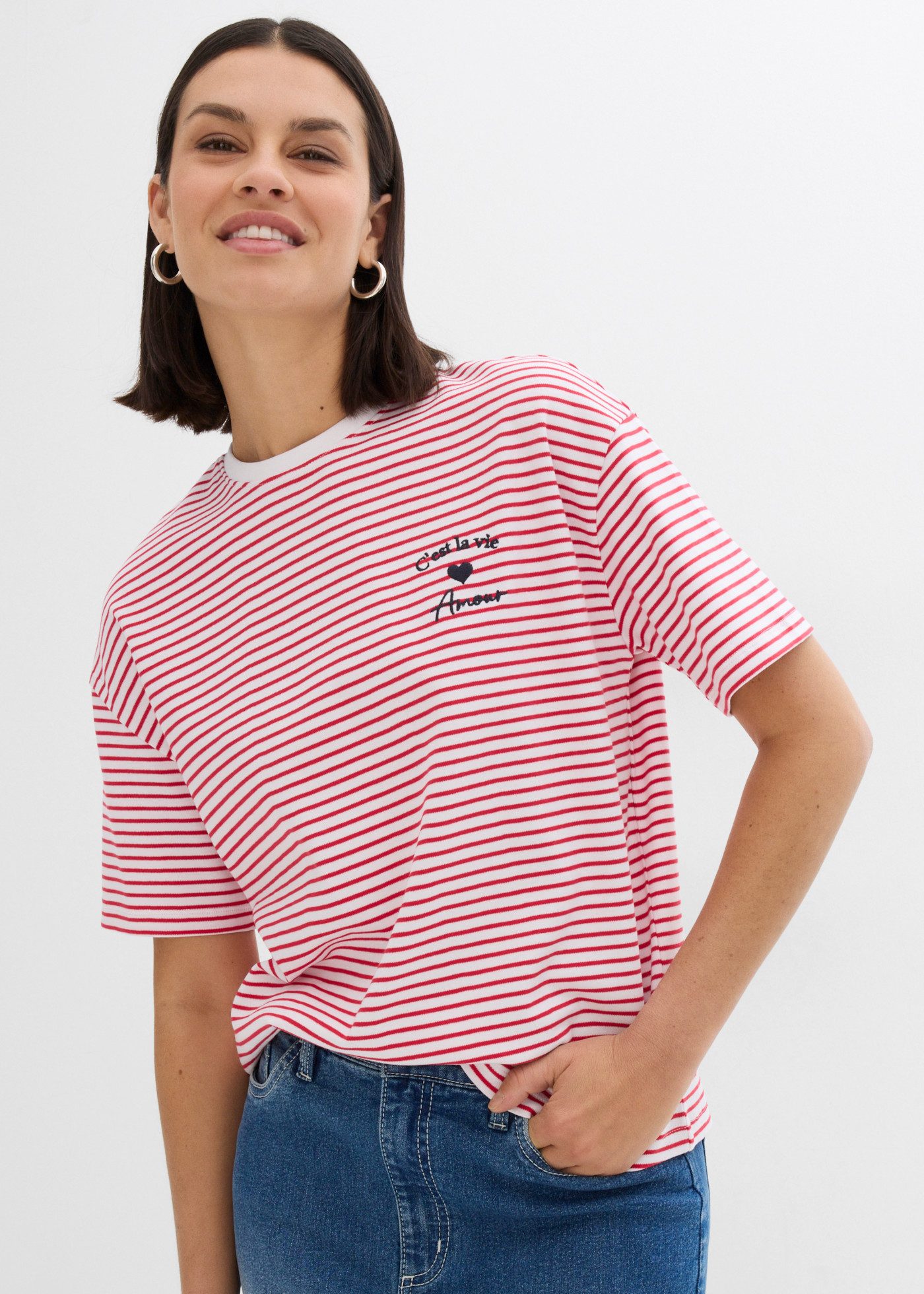 bonprix T-Shirt lockere Passform, Kurzarm-Design, aus Baumwolle, mit Stickerei