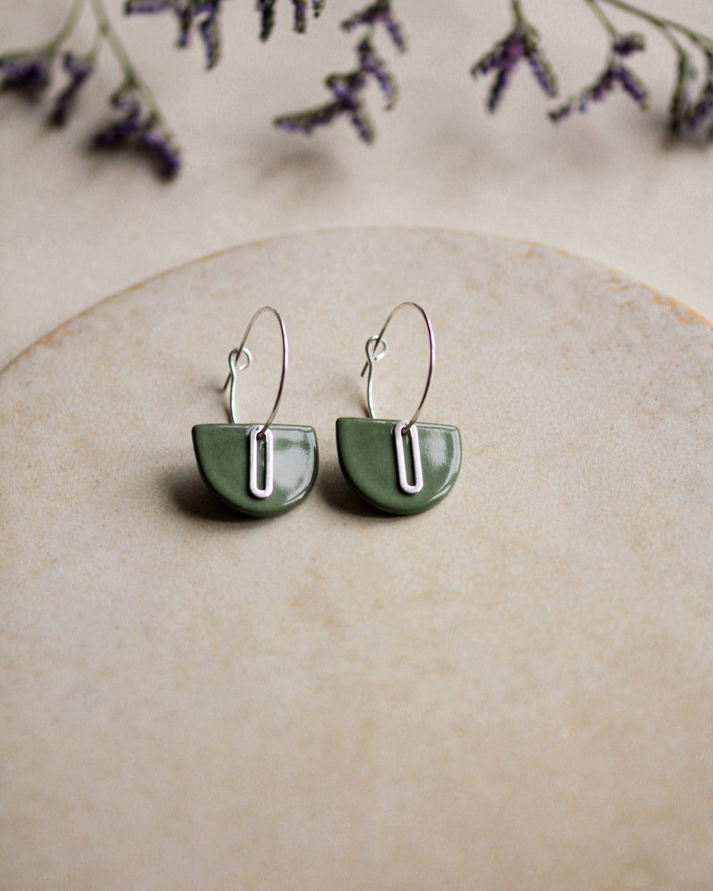 lille mus Paar Creolen Creolen 'Halbkreis Oval' aus Porzellan und 925 Silber / vergoldet