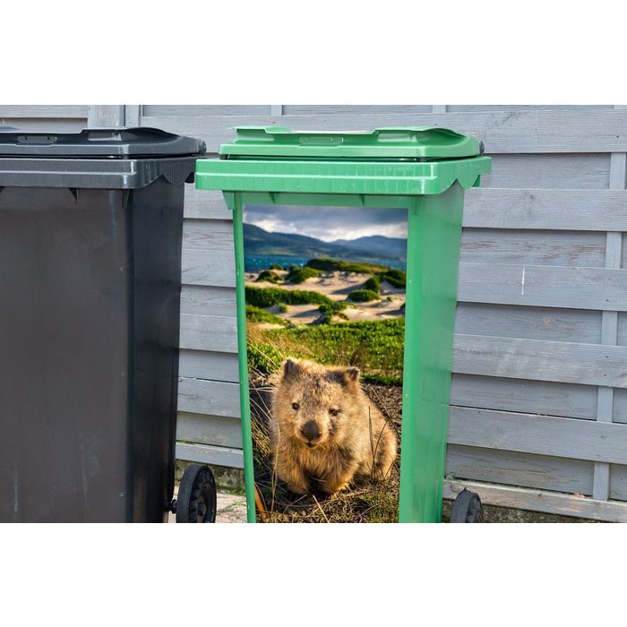 MuchoWow Wandsticker Ein Wombat in einer grünen Umgebung (1 St) Mülleimer-aufkleber Mülltonne Sticker Container Abfalbehälter