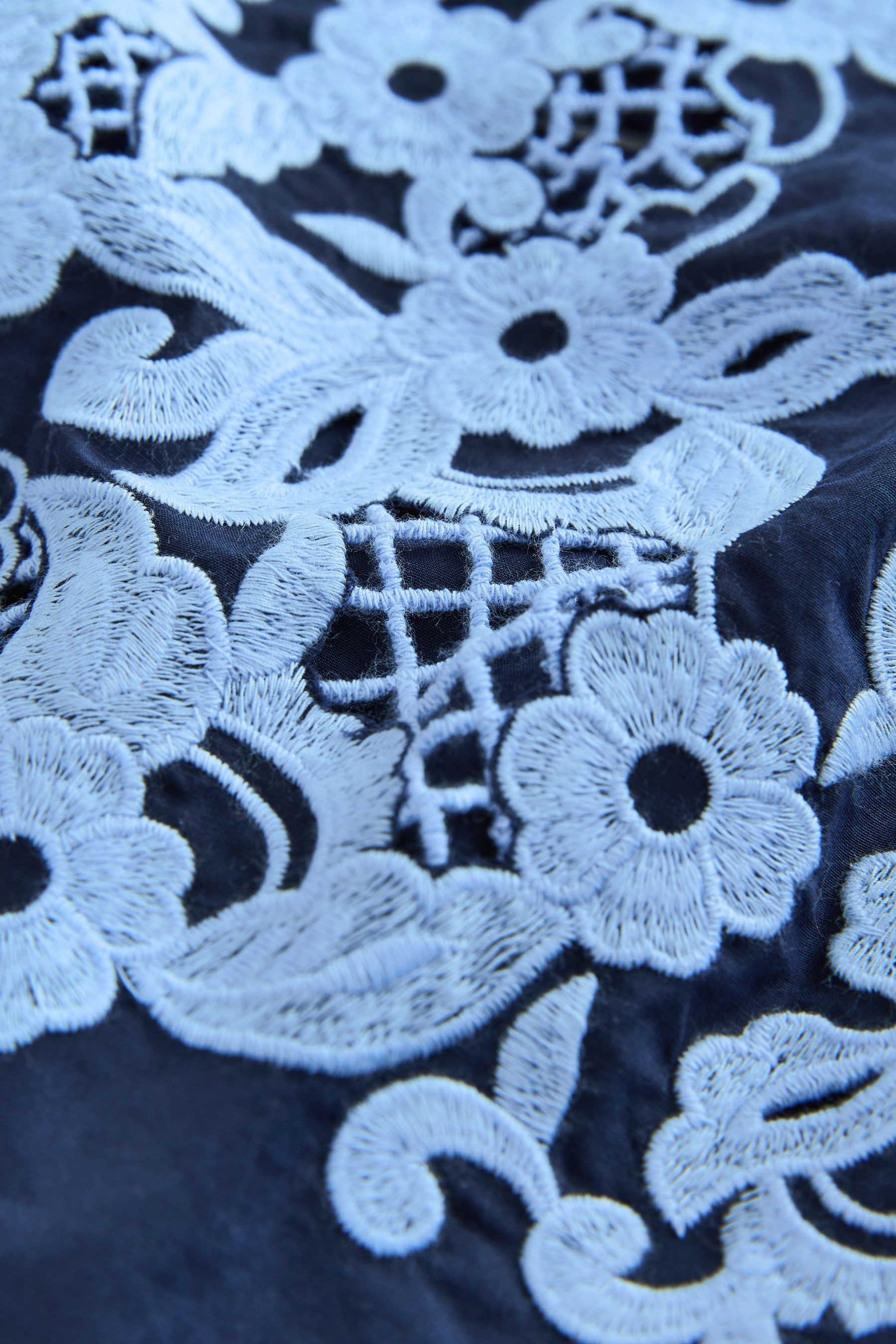 LAURA ASHLEY Langarmbluse Laura Ashley Bestickte, langärmelige Bluse (1-tlg)