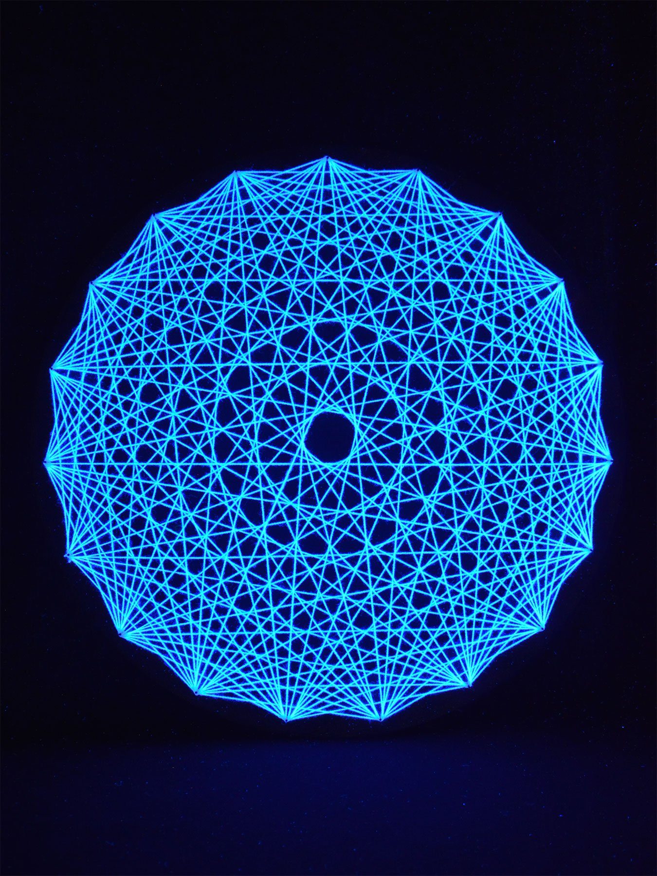 PSYWORK Dekoobjekt Schwarzlicht 2D Schwarzlicht UV-aktiv, unter "Neon 50cm, Fadendeko White", StringArt Mandala leuchtet